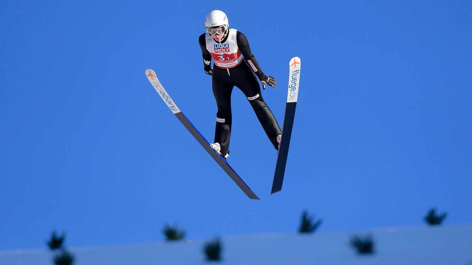 
                <strong>Skispringen: Mixed-Teamwettbewerb</strong><br>
                Das Skispringen ist seit den ersten Olympischen Winterspielen 1924 in den Disziplinen vertreten. Neben der Weite des Sprunges wird von der Jury auch die Eleganz der Landung bewertet. In Peking wird neben drei Einzelwettkämpfen und einem Teamwettkampf auch erstmals ein Mixed Teamwettbewerb im Skispringen stattfinden. Insgesamt werden 105 Athleten (40 Frauen und 65 Männer) an den Wettkämpfen auf der Normalschanze (90 Meter) und Großschanze (120 Meter) teilnehmen.
              