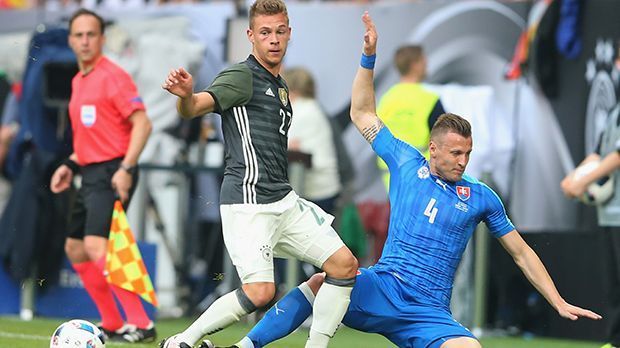 
                <strong>Joshua Kimmich</strong><br>
                Joshua Kimmich: Auch der Jung-Bayer lief zum ersten Mal im DFB-Dress auf. Suchte neben Khedira bzw. Boateng ab und zu die Orientierung und den richtigen Platz. Fand ihn bei beiden Gegentoren nicht. Forderte danach dennoch jeden Ball und ließ den Kopf nicht hängen – in der 75. Minute raus für Andre Schürrle. ran-Note: 4.
              