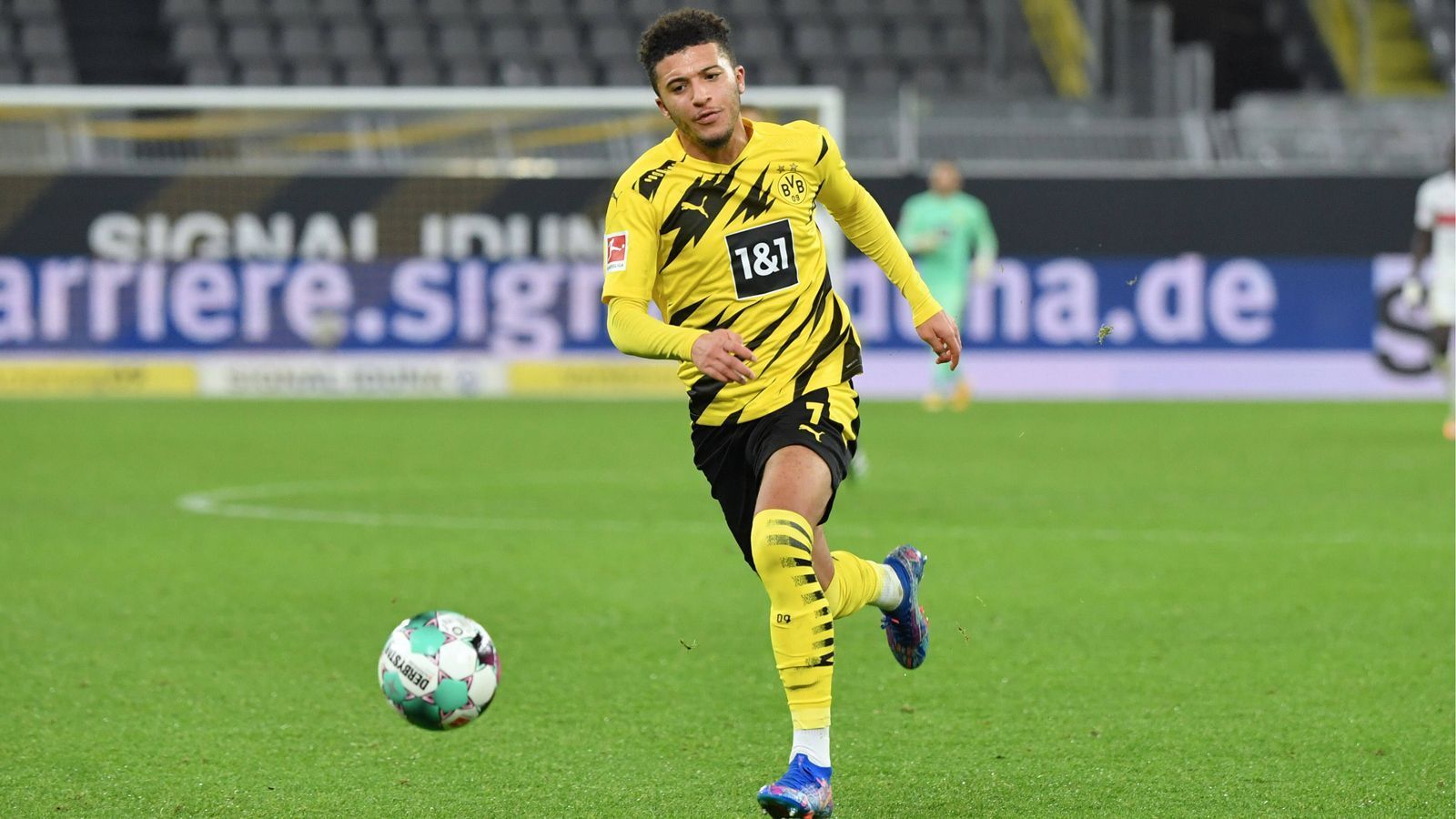 
                <strong>Jadon Sancho</strong><br>
                Zeigt immer wieder feine Ansätze im Dribbling, bekommt seine Aktionen aber nicht zu Ende gespielt und bleibt in letzter Instanz stets hängen oder verhaspelt sich. Nach 70 Minuten mit der Riesen-Chance zum 2:1. Muss nach 73 Minuten für Reyna raus. ran-Note: 5
              