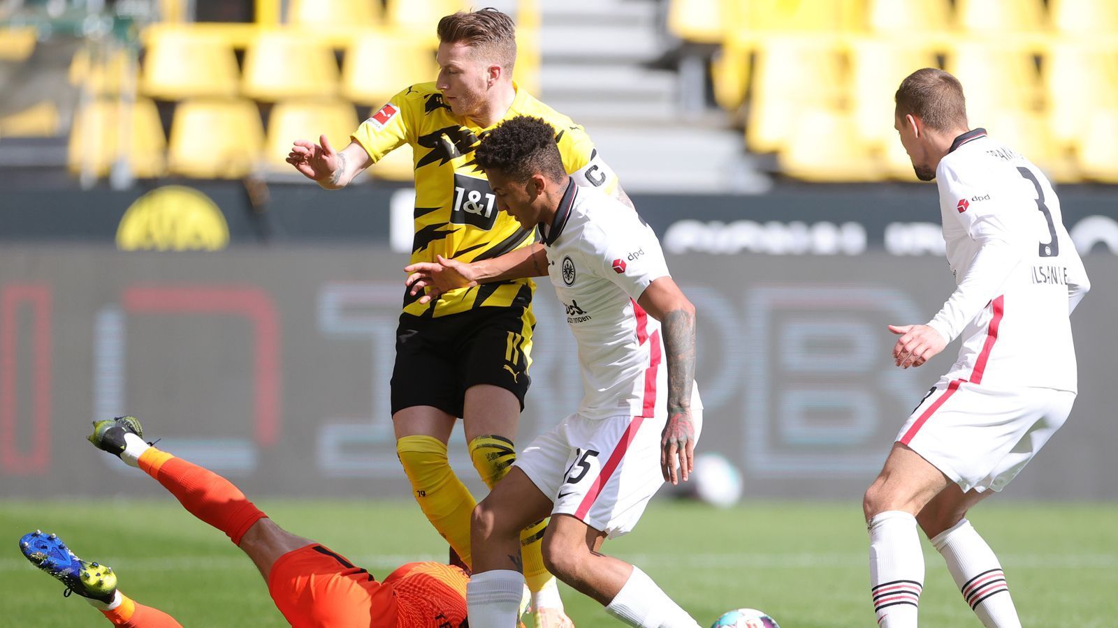 
                <strong>Der unglückliche Rückkehrer Marco Reus</strong><br>
                Beim BVB kehrt Kapitän Marco Reus nach einer Prellung im Fußgelenk in die Startelf zurück. Im Mittelfeld ist Raphael Guerreiro wieder dabei, der die letzten drei Spiele mit einer Muskelverletzung verpasst hat. Der BVB beginnt im 4-3-3 und macht von Beginn an Druck, kontrolliert das Spiel, ohne allerdings zu zwingenden Torchancen in größerer Anzahl zu kommen. Reus ist im kompletten Spiel kein großer Faktor und wirkt bei seiner Auswechslung zehn Minuten vor Schluss unzufrieden.
              