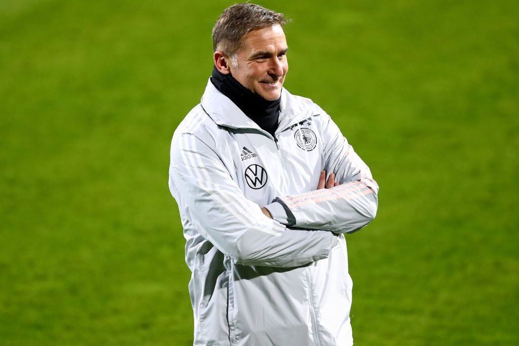 
                <strong>Stefan Kuntz</strong><br>
                Nicht nur von Marcus Sorg hält Löw extrem viel, U21-Nationaltrainer Stefan Kuntz steht beim Weltmeister-Coach von 2014 ebenfalls hoch im Kurs. "Stefan hat in den Jahren, in denen er jetzt beim DFB ist, hervorragende Arbeit geleistet. Er hat eine sehr gute Ansprache an die Mannschaft, er hat viel Empathie", so Löw zur "Bild". Auch Nationalspieler Luca Waldschmidt schwärmte vor einiger Zeit vom 58-Jährigen und betonte, dass der "Umgang mit den Spielern richtig gut" sei. Seinen größten Erfolg feierte Stefan Kuntz im Jahr 2017, als er mit der U21 die Europameisterschaft gewann.
              