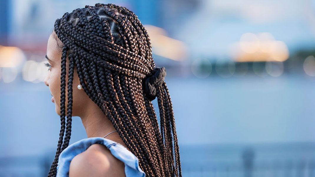 Big, bigger, Scrunchie! Warum ihr mit dem Haargummi auch mal "groß auftragen" dürft, lest ihr hier.