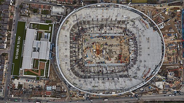 
                <strong>Das neue Stadion der Spurs</strong><br>
                Um den Ansprüchen beider Sportarten gerecht zu werden, wird eine einziehbare Spielfläche in den Boden integriert. Unter dem Naturrasen für Fußballspiele befindet sich das in der NFL übliche Kunstgras. Binnen kürzester Zeit lässt es sich an die Oberfläche schieben.
              
