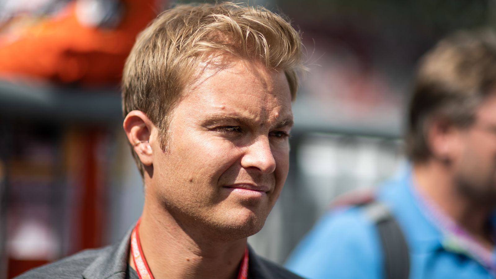 
                <strong>So funktioniert Nachhaltigkeit im Motorsport</strong><br>
                Voll des Lobes über die Anstrengungen der Serie ist auch Rosberg. "Ich bin begeistert, dass wir bei der Stromversorgung des Events eine Vorreiterrolle einnehmen. Das ganze Event wird ja mit Wasserstoff betrieben. Die Brennstoffzellengeneratoren sind von AFC Energy und die laufen komplett CO2-neutral. Das ist genial und kann ein positives Beispiel für andere Sportevents wie die Fußball-Europameisterschaft oder die Bundesliga sein", so Rosberg. Auf dem Schiff, das die Autos an die jeweiligen Rennorte fährt, ist zudem ein wissenschaftliches Team an Bord, das laufend Daten sammelt – zum Beispiel den Säuregehalt des Meeres.
              