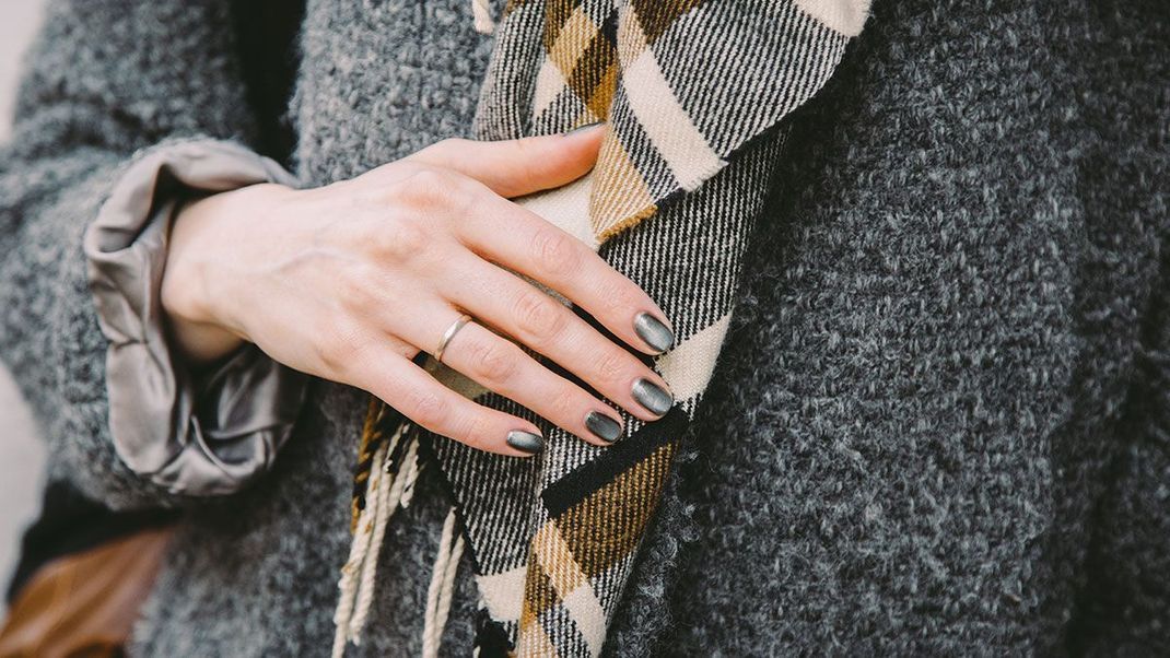 Schimmernd und metallisch glänzend – diesen Herbst setzen wir auf Chrome-Nails. Worauf ihr beim Lackieren achten solltet, verraten wir euch im Beauty-Artikel.