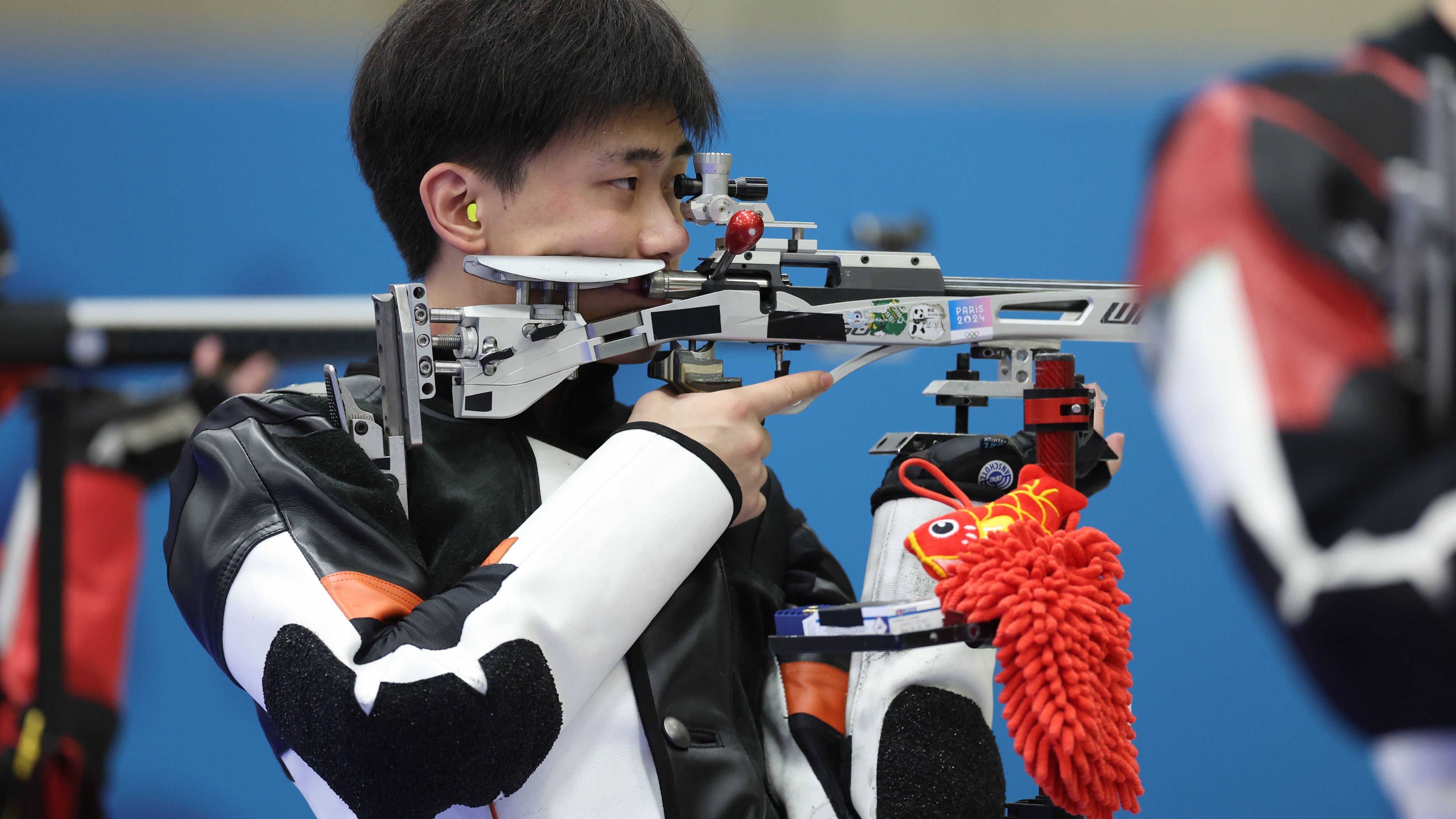 <strong>Olympia 2024: Die besten Bilder des sechsten Tages</strong><br>Mit Stofftier zu Gold. Der Chinese Liu Yukun hat bei seinem Olympia-Debüt mit einem Stofftier am Sportgerät das Finale im Dreistellungskampf mit dem Gewehr über 50m für sich entschieden.