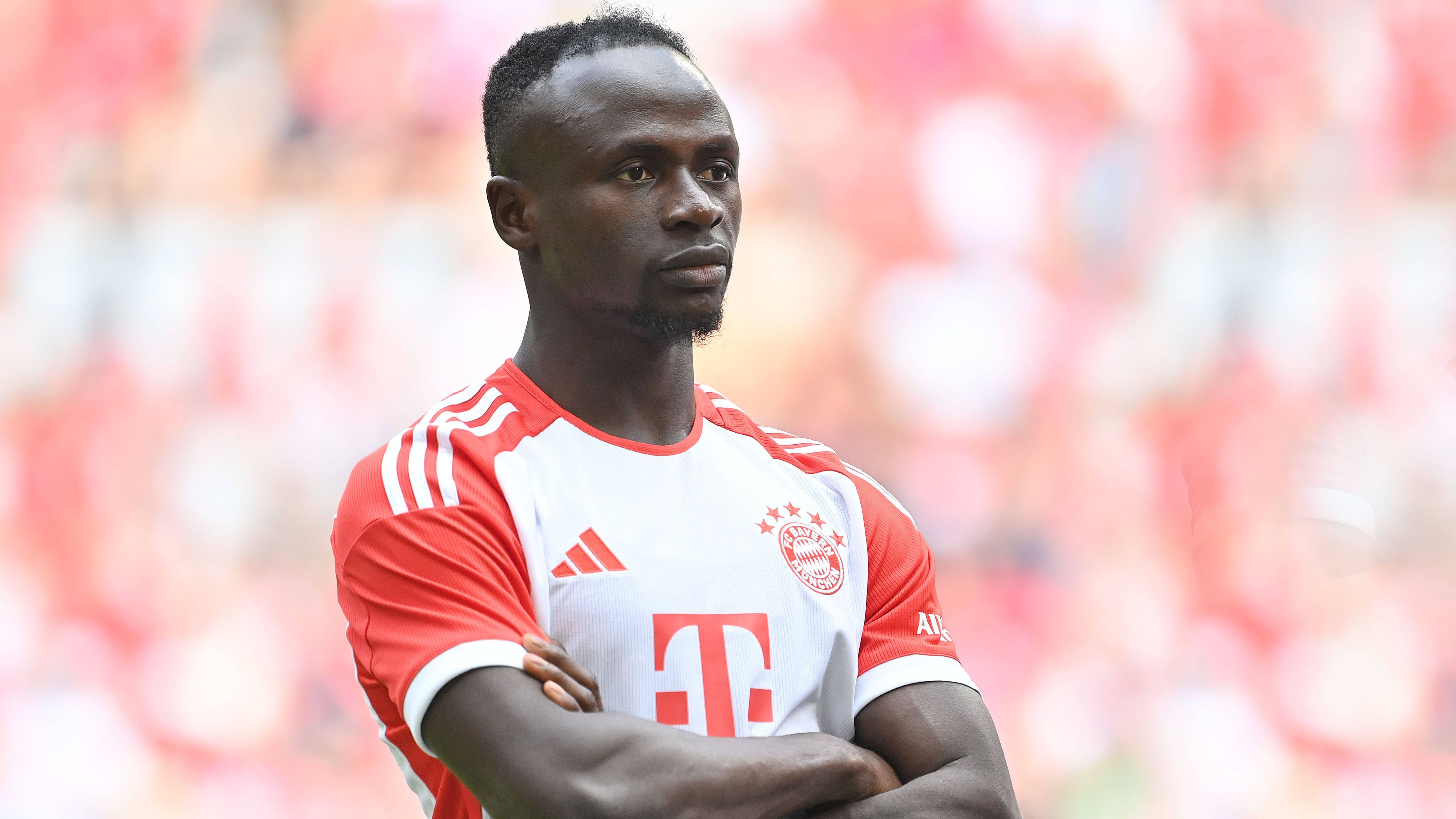 <strong>Sadio Mane (FC Bayern)</strong><br>Kam als Premier-League-Topstar aus Liverpool zum FC Bayern. Nach einem starken Start (drei Tore in den ersten drei Partien) wirkte der Senegalese häufig wie ein Fremdkörper. Verletzte sich zudem schwer am Knie und verpasste die Weltmeisterschaft in Katar.