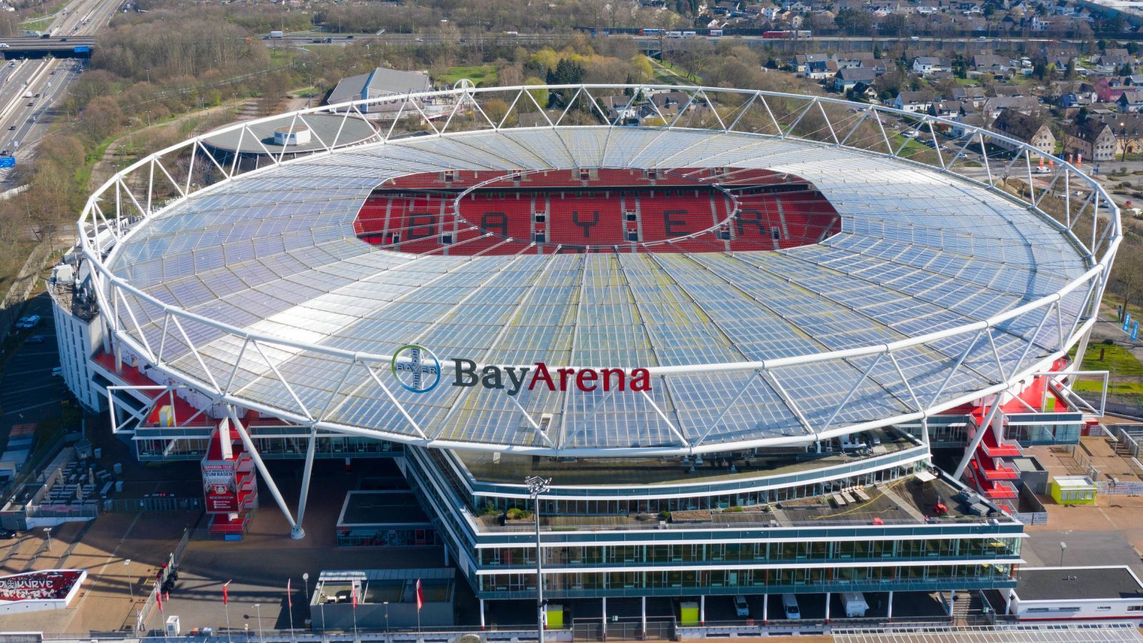 
                <strong>Platz 10: BayArena (Bayer 04 Leverkusen)</strong><br>
                Der Neubau ist Bayer 04 Leverkusen bestens gelungen. Ein Manko ist das Hotel im Stadion, das die Stadionseite am Gästebereich beinahe komplett einnimmt. Praktischer Weise liegt die BayArena an den beiden Hauptautobahnen A1 und A3, jedoch sind alle Straßen an Spieltagen gesperrt, sodass man sich bei Pkw-Anreise auf einen langen Fußmarsch einstellen muss. Da kommt dann doch wieder das Hotel ins Spiel.
              