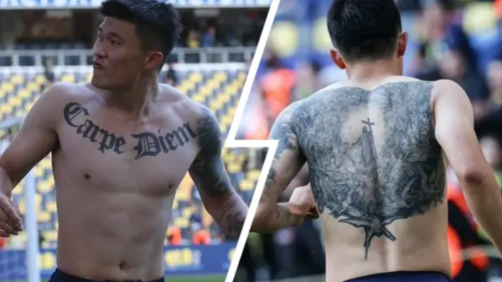 <strong>Min-Jae Kim</strong><br>Bayern-Star Kim bereut seine zahlreichen Tattoos: "Die Tattoos habe ich mir mit Anfang 20 machen lassen – und wenn ich ehrlich bin, würde ich das heute nicht mehr machen", verrät der 26-Jährige dem FCB-Vereinsmagazin "51". Kims Körper zieren Sprüche wie "Carpe diem" oder "Never stop dreaming, time will not wait for you". Seine Meinung dazu heute: "Es ist wichtiger, dass man solche Aussagen im Kopf hat und sie nicht unbedingt auf der Haut verewigen muss. Damals habe ich mir die Tattoos als Motivation stechen lassen".