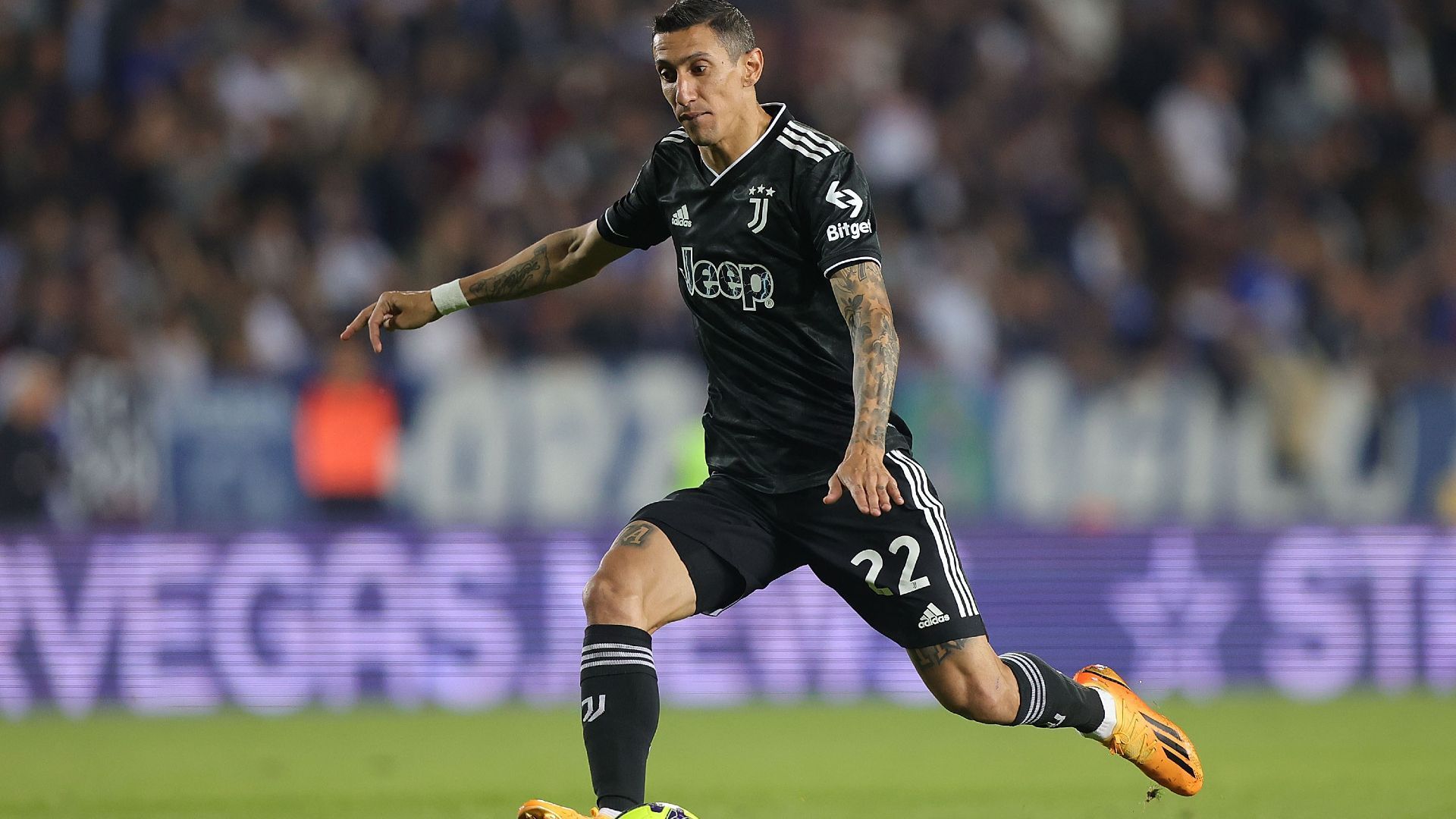 
                <strong>Platz 7 - Angel di Maria (Juventus Turin)</strong><br>
                &#x2022; <strong>Bisheriger Verein: </strong>Juventus Turin<br>&#x2022; <strong>Größte Erfolge: </strong>Weltmeister 2022, Champions-League-Sieger 2014, 5x französischer Meister, 1x spanischer Meister<br>&#x2022; <strong>Marktwert: </strong>8 Millionen Euro<br>&#x2022; <strong>Alter: </strong><br>&#x2022; <strong>Tendenz: </strong>wird auf jeden Fall gehen<br>&#x2022; <strong><strong>Mögliche Ziele:</strong> </strong>Klubs in den USA und Saudi-Arabien<br>
              