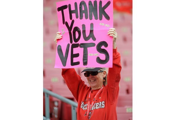 
                <strong>Tampa Bay Buccaneers - Atlanta Falcons 17:27</strong><br>
                Auch im Raymond James Stadium von Tampa drücken die Fans ihre Dankbarkeit aus.
              