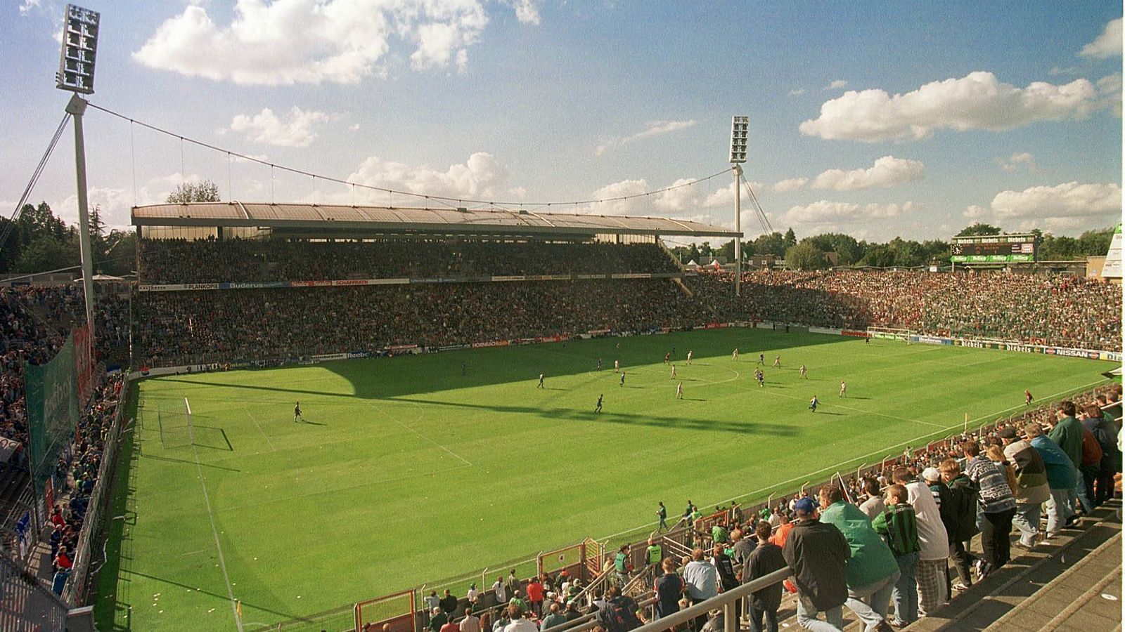 
                <strong>Bökelbergstadion (Borussia Mönchengladbach)</strong><br>
                Die erfolgreichste Zeit der Vereinsgeschichte erlebte Borussia Mönchengladbach in den 70er-Jahren. Der "Bökelberg" wurde in dieser Zeit zur Legende. Mit Spielern wie Günter Netzer, Jupp Heynckes, Berti Vogts, etc. dominierten die Gladbacher die Bundesliga. 2004 fand das letzte Spiel im Bökelbergstadion statt. Mittlerweile befindet sich auf dem Gelände eine Wohnsiedlung.
              