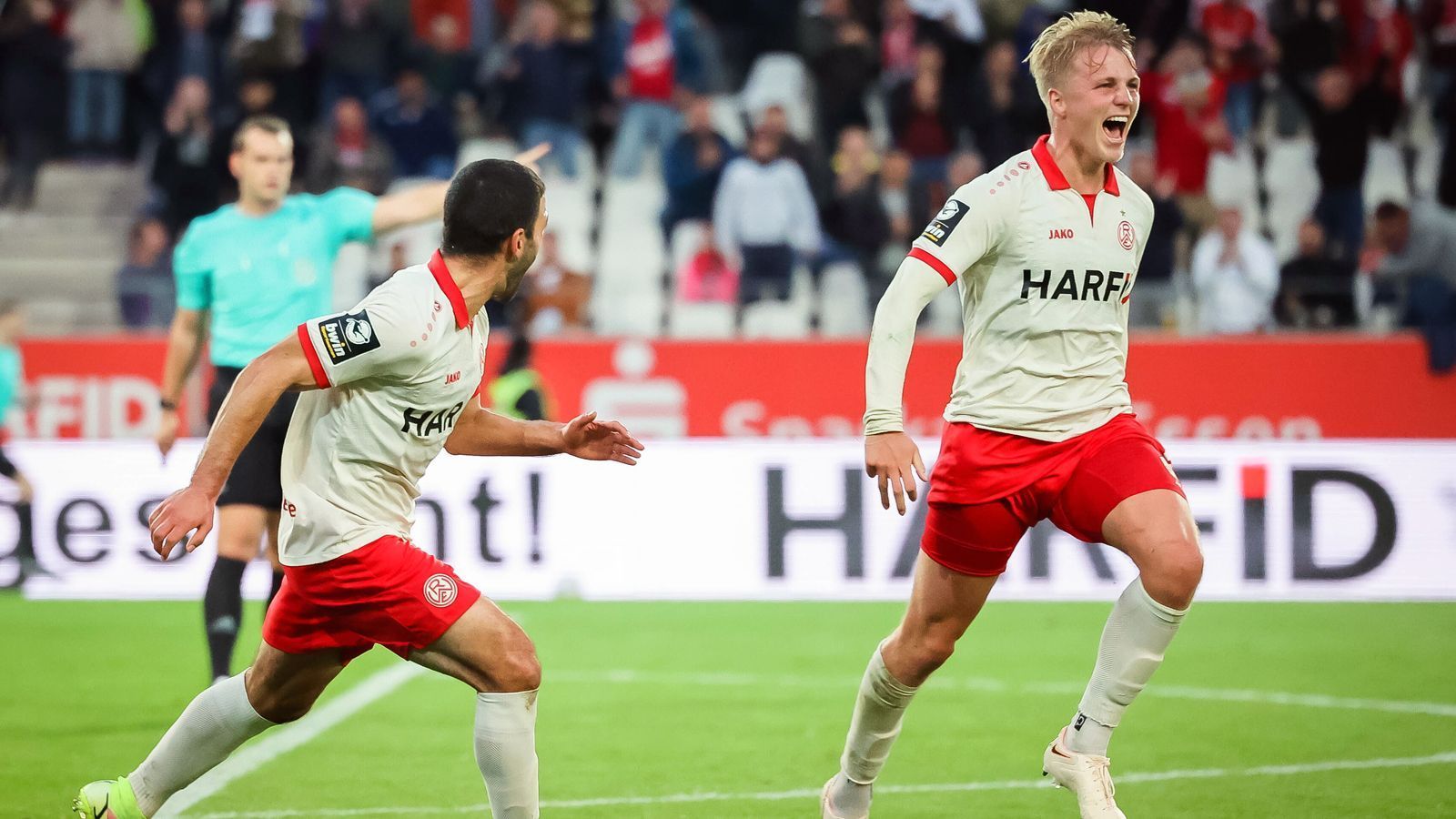 
                <strong>Rot-Weiss Essen (3. Liga/Deutschland)</strong><br>
                Sogar 14 Jahre hat es gedauert, ehe der frühere Bundesligist Rot-Weiss Essen die Rückkehr in die Drittklassigkeit geschafft hat. Nun nimmt der Klub aus dem Pott in der 3. Liga den Anlauf, sich dauerhaft höherklassig als in der Regionalliga zu etablieren. Diese FM-Herausforderung mit RWE wird den Zockern durch den ein oder anderen großen Namen versüßt. Immerhin steht mit Felix Götze der jüngere Bruder des deutschen Weltmeisters Mario Götze im Kader. Mit Felix Bastians und Simon Engelmann gibt es zudem noch ein zwei routinierte Haudegen im Team, die FM-Zocker in Essen zumindest mal kurzfristig weiterhelfen dürften. 
              