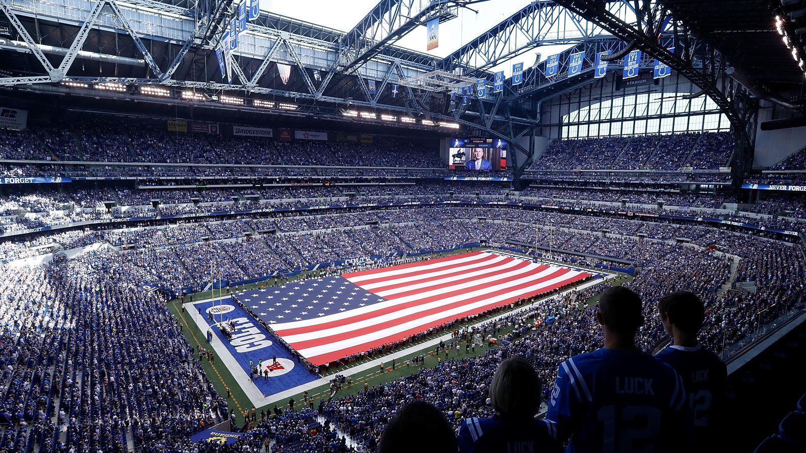 <strong>Indianapolis Colts: Lucas Oil Stadium</strong><br>
                • Kapazität: 63.000&nbsp;<br>• Eröffnung: August 2008&nbsp;<br>• Kosten: 720 Millionen Dollar&nbsp;<br>• Eigentümer: Indiana Stadium and Convention Building Authority