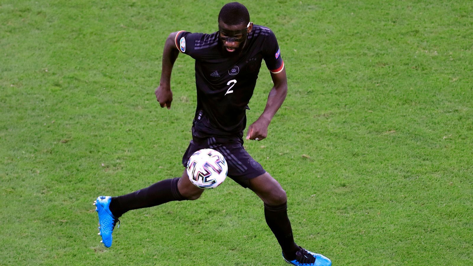 
                <strong>Abwehr: Antonio Rüdiger</strong><br>
                Auch Rüdiger bleibt in meiner Startelf. Der Chelsea-Verteidiger kennt die englischen Stürmer gut, er bringt die nötige Physis mit, um dagegenzuhalten.
              