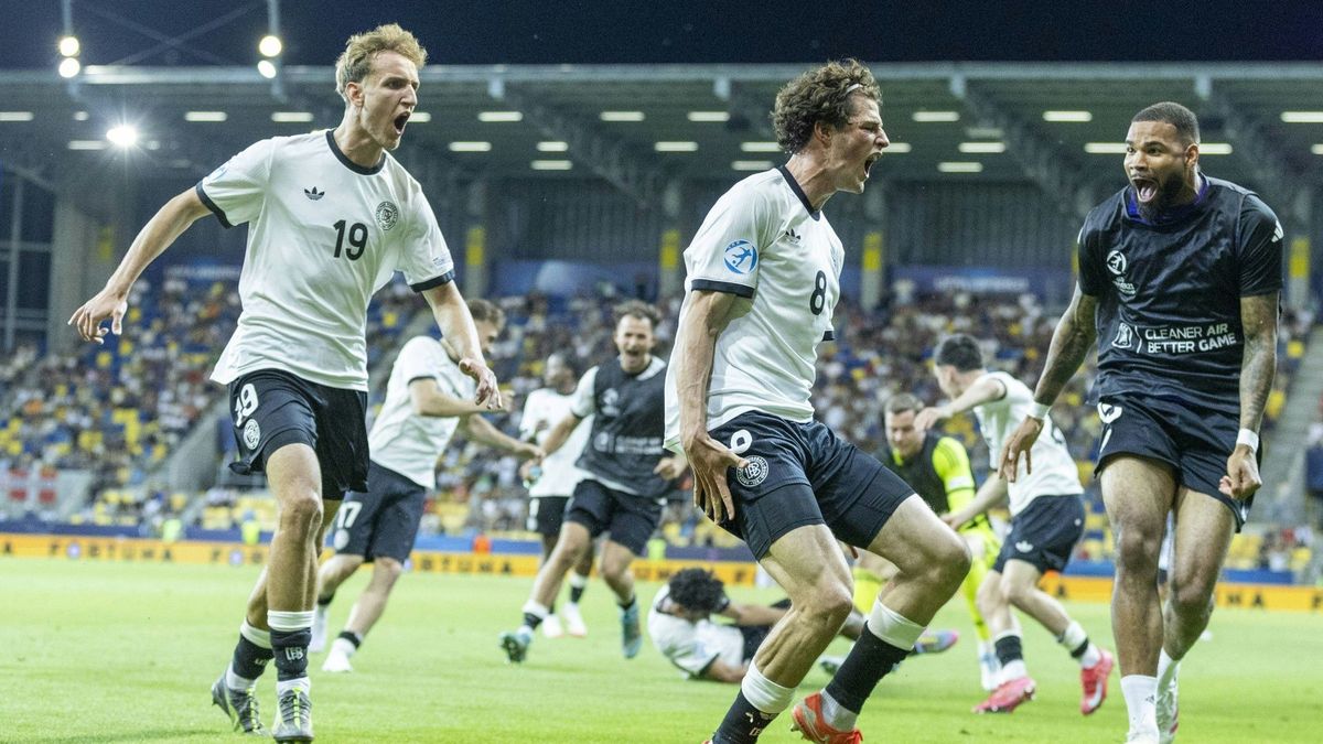 Die DFB-Auswahl feiert den Siegtreffer von Röhl