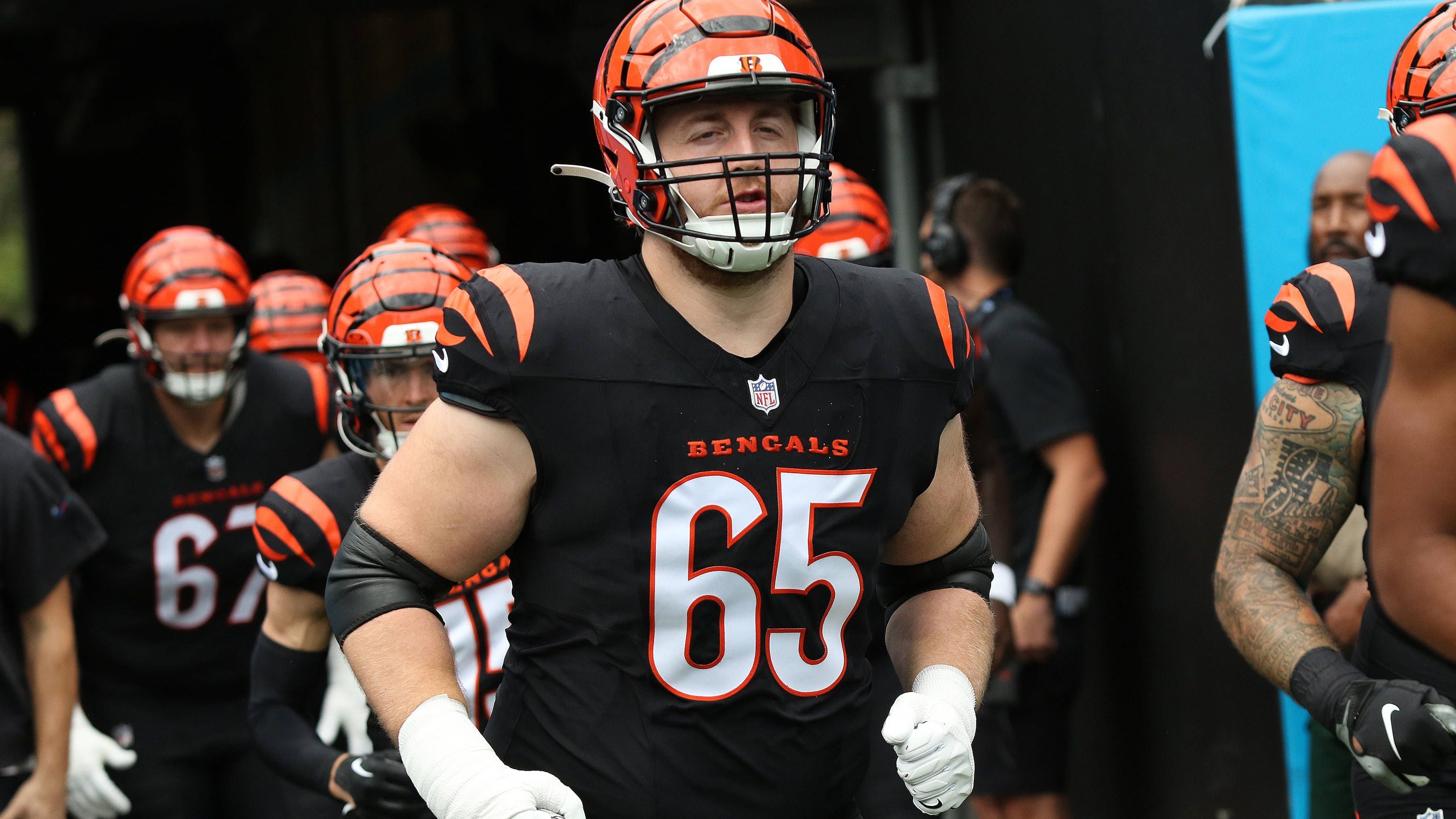 <strong>Alex Cappa (Free Agent)</strong><br>Die Cincinnati Bengals trennen sich von Alex Cappa. Der Guard wäre in das letzte Jahr seines Vierjahresvertrags mit einem Volumen von 35 Millionen US-Dollar gegangen. Die Franchise sichert sich mit der Entlassung acht Millionen US-Dollar an zusätzlichem Cap Space. Das Geld können die Bosse gut gebrauchen, um etwa Ja'Marr Chase, Tee Higgins und Trey Hendrickson mit neuen Verträgen auszustatten.