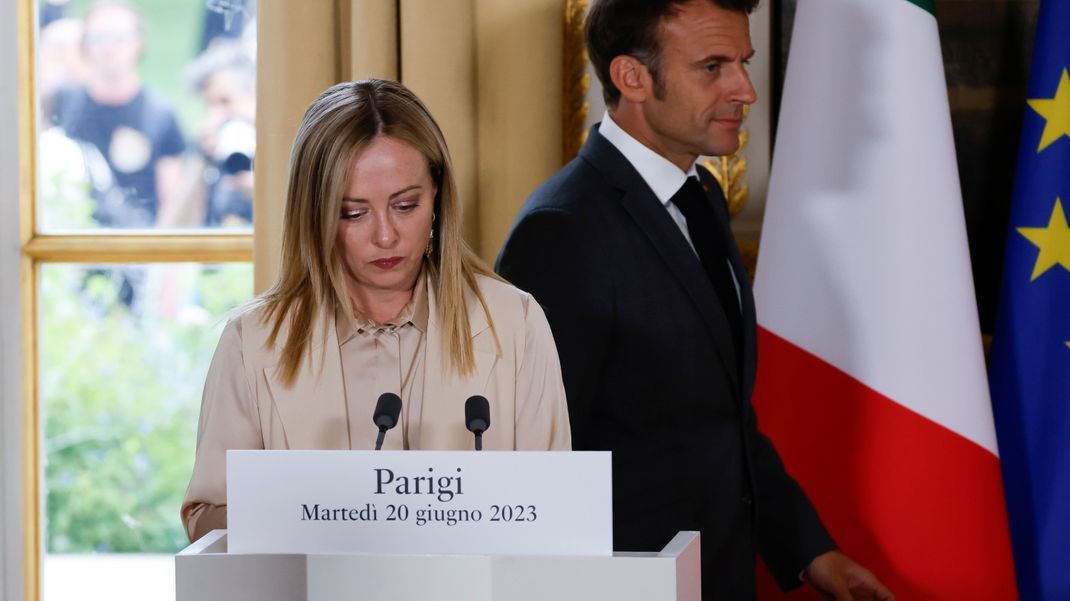 Giorgia Meloni und Emmanuel Macron bei der Pressekonferenz in Paris.
