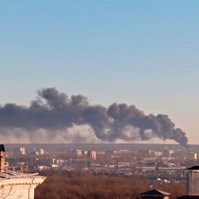 Rauch über dem Flughafen im russischen Kursk