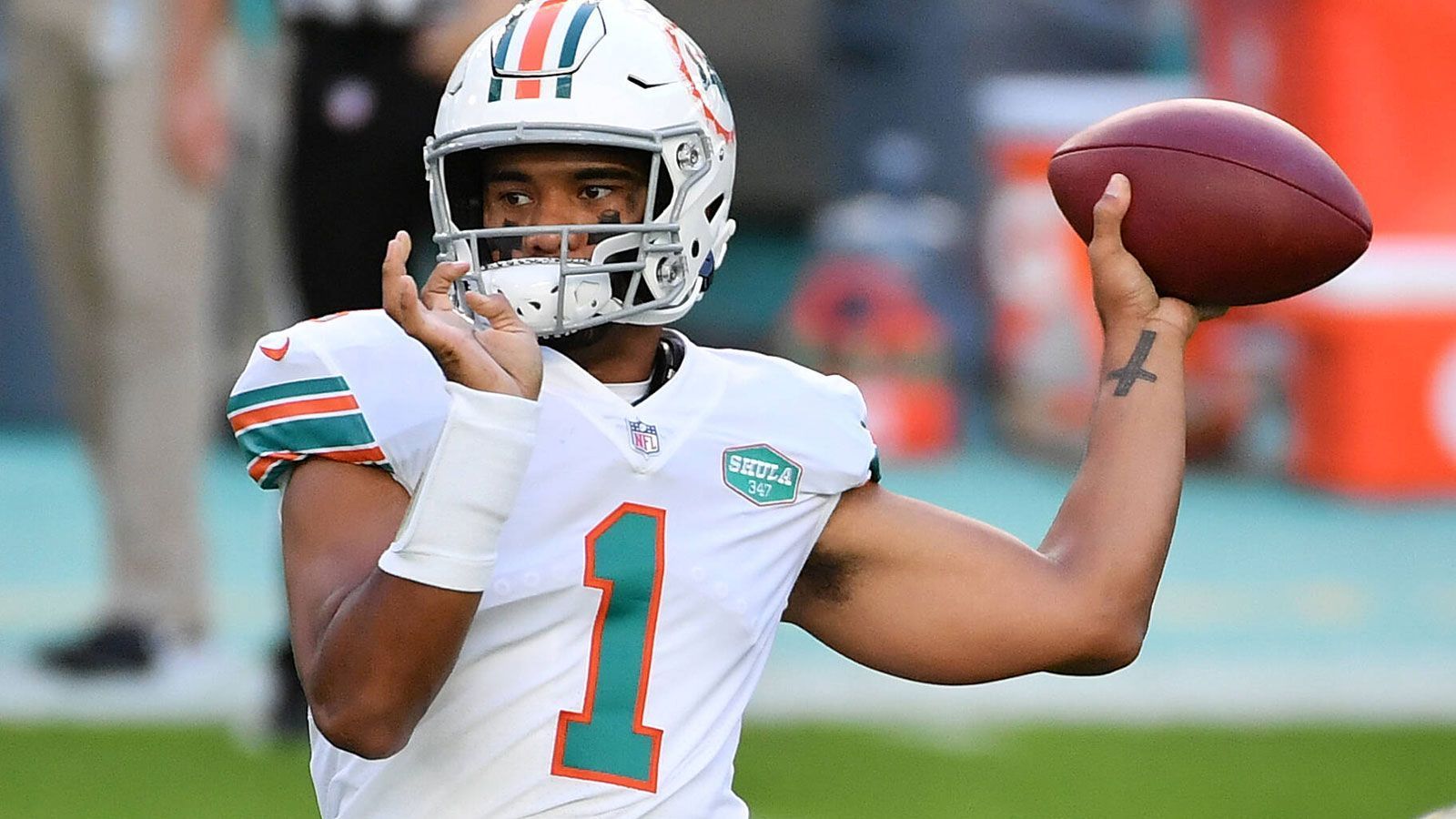 
                <strong>Tua Tagovailoa (Pick 5 im Draft 2020, Miami Dolphins)</strong><br>
                Vor der abgelaufenen Saison verpflichteten die Miami Dolphins Mike McDaniel als neuen Cheftrainer und holten in Tyreek Hill einen der besten Wide Receiver der NFL. Plötzlich gehörte Tua Tagovailoa zu den besten Quarterbacks der Liga. Allerdings zog sich der 25-Jährige mehrere Gehirnerschütterungen zu, weswegen es Fragen um seine sportliche Zukunft gibt. Bleibt er gesund, dürfte er aber trotzdem die Zukunft der Dolphins prägen.&#x2022; Aktuelle Situation: Starter bei den Miami Dolphins<br>&#x2022; 34 Spiele von Beginn an (21-13)<br>&#x2022; 8.015 Passing Yards und 307 Rushing Yards<br>&#x2022; 52 Passing TDs und sechs Rushing TDs bei 23 INTs<br>&#x2022; 65,7 Prozent Passgenauigkeit und 3,0 Yards pro Lauf<br>
              