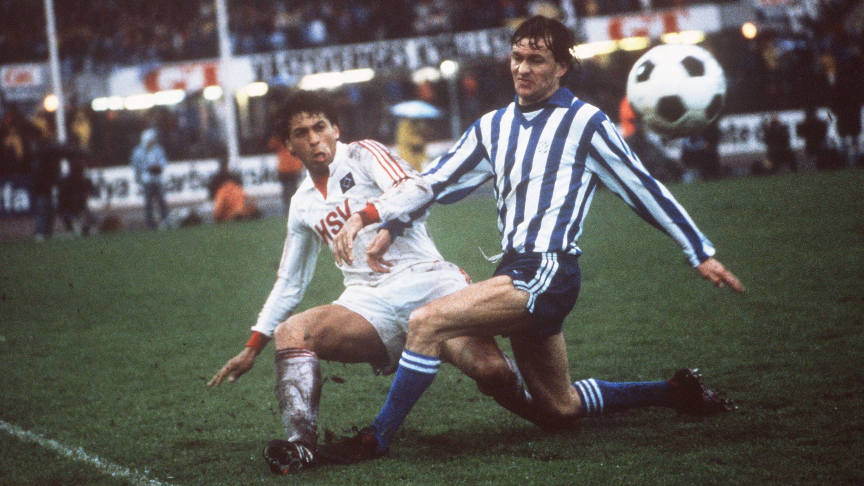 
                <strong>Saison 1981/82</strong><br>
                Für den 1. FC Kaiserslautern endete die Europapokal-Reise 1982 im Halbfinale gegen IFK Göteborg. Der Hamburger SV erreichte nach einem 5:1-Sieg im zweiten Match gegen Radnicki Nis zwar noch das Endspiel, bekam dort aber von den Schweden die Grenzen aufgezeigt und musste sich geschlagen geben.
              