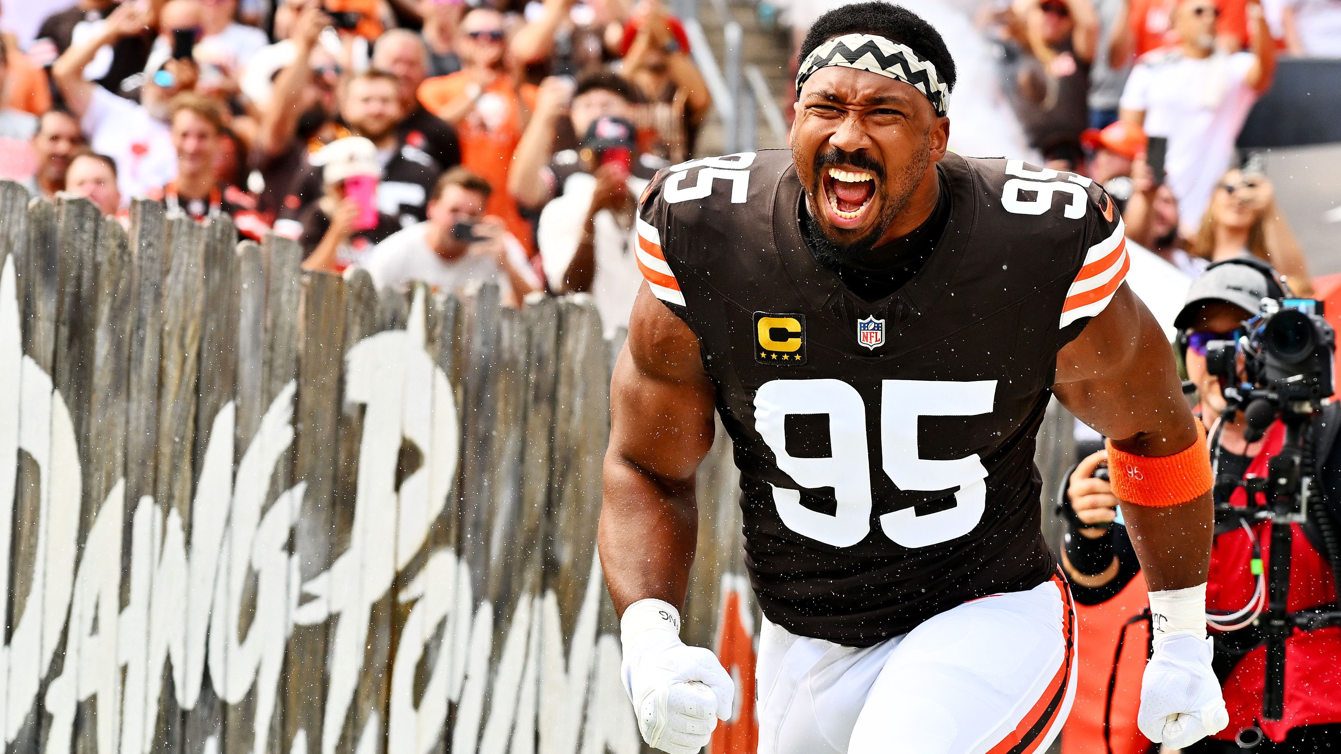 <strong>Myles Garrett (Cleveland Browns)</strong><br>Myles Garrett hat&nbsp;<a target="_blank" data-li-document-ref="435230" href="https://www.ran.de/sports/nfl-cleveland-browns-bleibt-myles-garrett-bis-zum-karriereende-verletzt-435230">Schmerzen und Probleme an seinen Füßen, die ihn bis zu seinem Karriereende verfolgen</a> könnten. Eine MRT-Untersuchung nach der Partie gegen die Giants in Woche 3 ergab mehrere Verletzungen, unter anderem an der Achillessehne. Allerdings sei keine struktureller Natur, wie es in US-Medien heißt. Garrett selbst gab bereits an, notfalls mit den Verletzungen spielen zu wollen und stand bislang in jedem Spiel auf dem Feld.