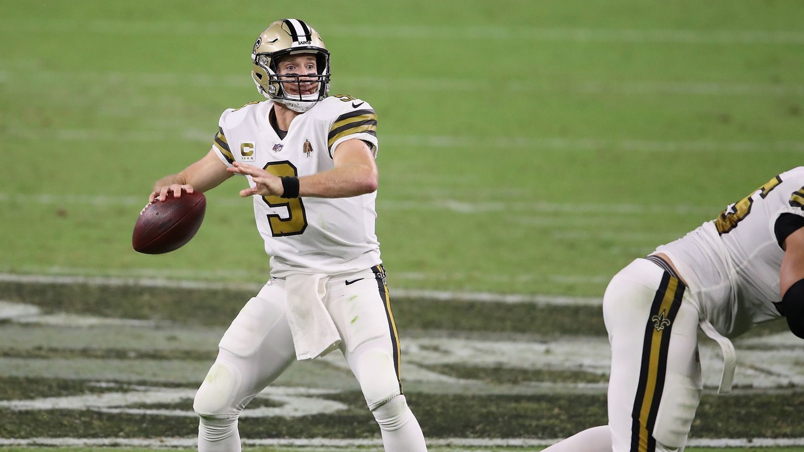 
                <strong>Brees' Spielstil</strong><br>
                Brees gilt als einer der besten Passer aller Zeiten. Mit seiner Übersicht und Präzision kann er an guten Tagen jede Defense zerlegen, weshalb es wenig verwunderlich ist, dass er zahlreiche Rekorde im Passspiel hält. Unter anderem verbucht er aktuell den Rekord für die meisten Completions (7142) vor Brady (6778). Früher war Brees auch für seine langen Pässe bekannt, in den letzten Jahren gab es aber immer wieder Diskussionen um seine nachlassende Armstärke. Ohne Frage ist der beim Kickoff der Divisional Round bereits 42-Jährige aber nach wie vor in der Lage, jederzeit einen platzierten langen Ball zu werfen.
              