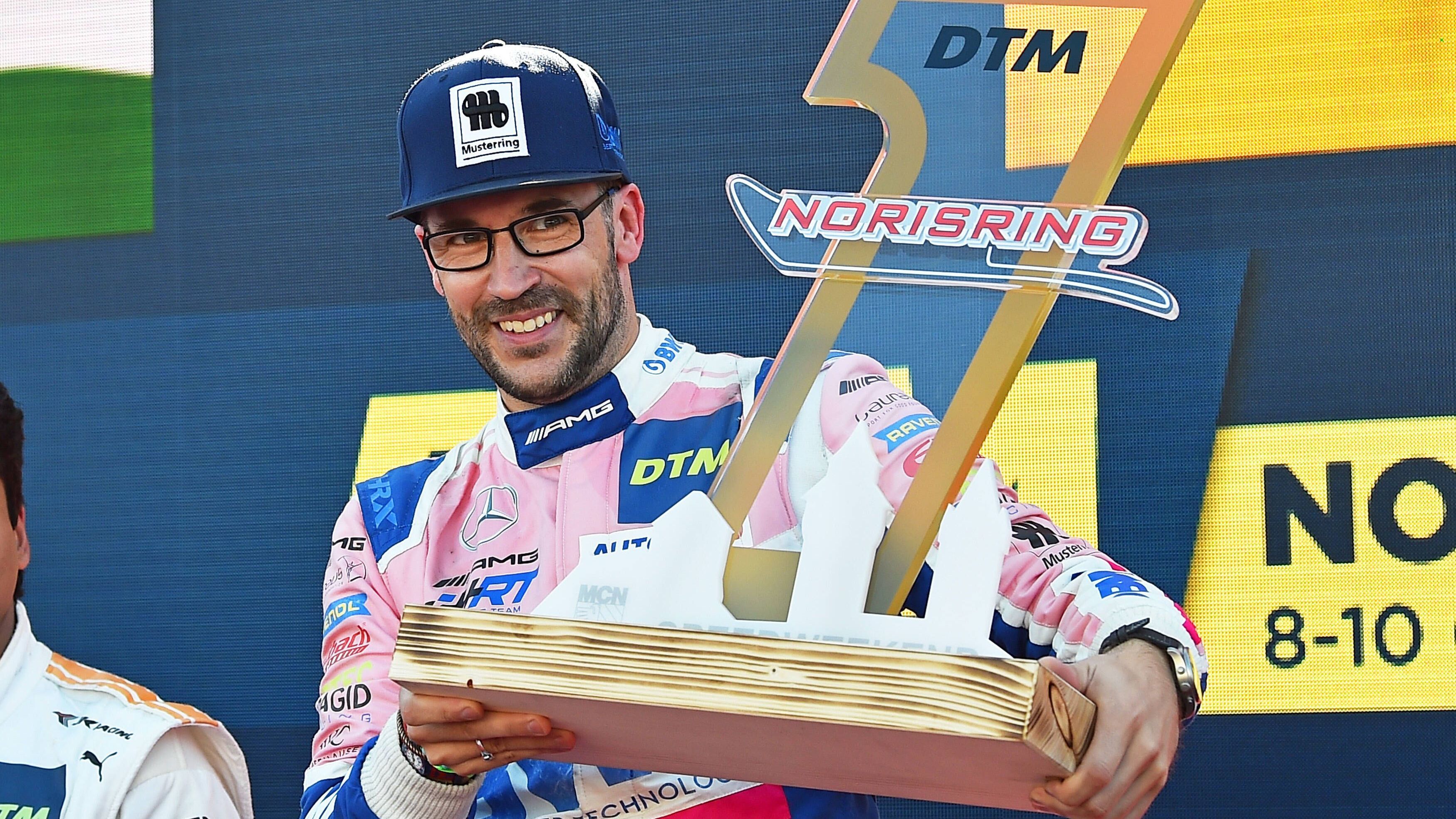 <strong>2021: Maximilian Götz (Mercedes)</strong><br><strong>Platz: 1</strong> (3 Punkte auf Platz 2)<br>Dieser ging stattdessen an den heutigen <em><strong>ranRacing</strong></em>-Experten Maximilian Götz! In einem Herzschlagfinale bewahrte er die Nerven und gewann sensationell den Titel vor dem heutigen Formel-1-Fahrer Liam Lawson. Dritter wurde Kelvin van der Linde. Ein Mercedes vor einem Ferrari vor einem Audi.