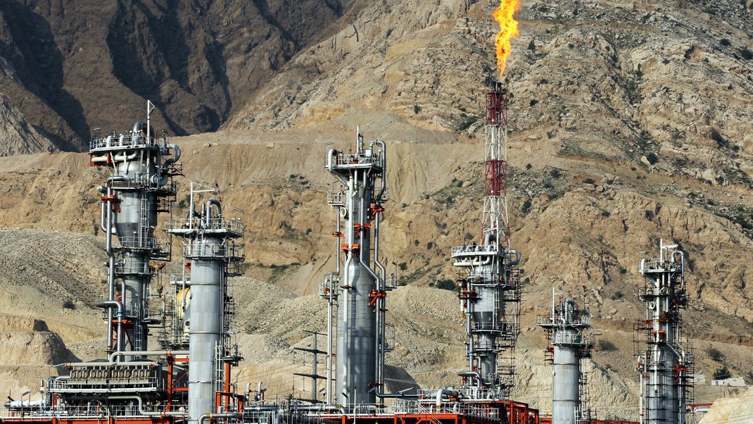 Eine Flamme brennt am 22.01.2014 am Turm einer Anlage auf dem South Pars Gas Feld bei Assalouyeh (Iran).