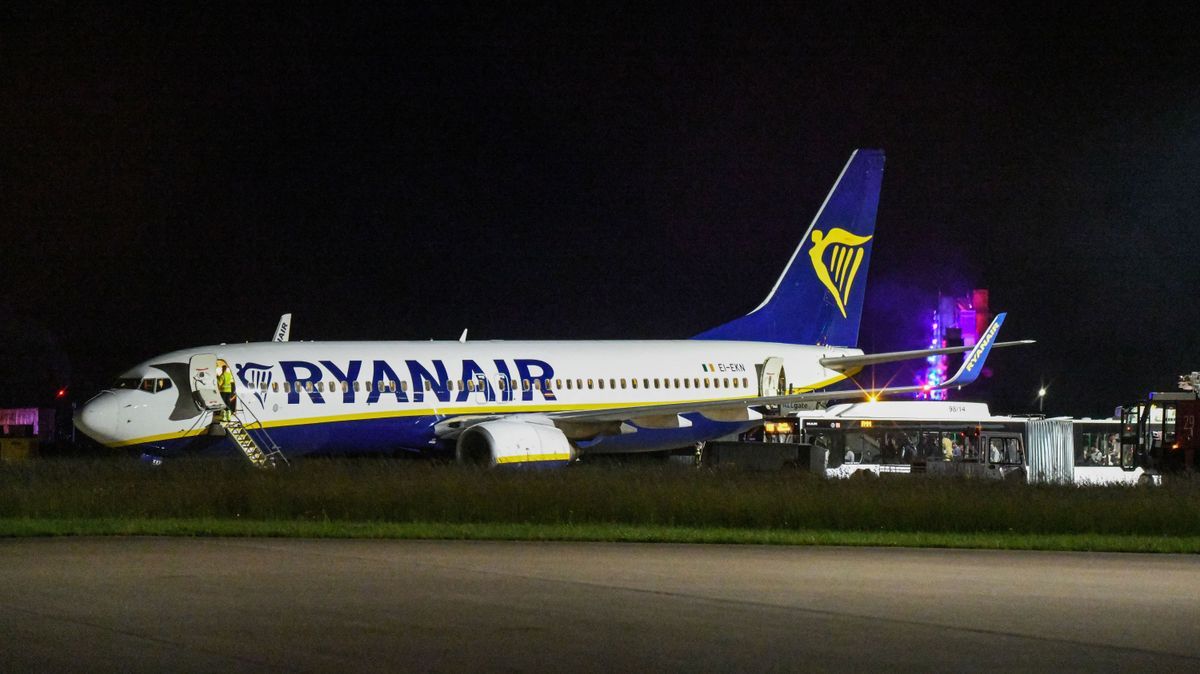 Ein Passagierjet der Fluggesellschaft Ryanair steht auf dem Vorfeld am Flughafen Memmingen.