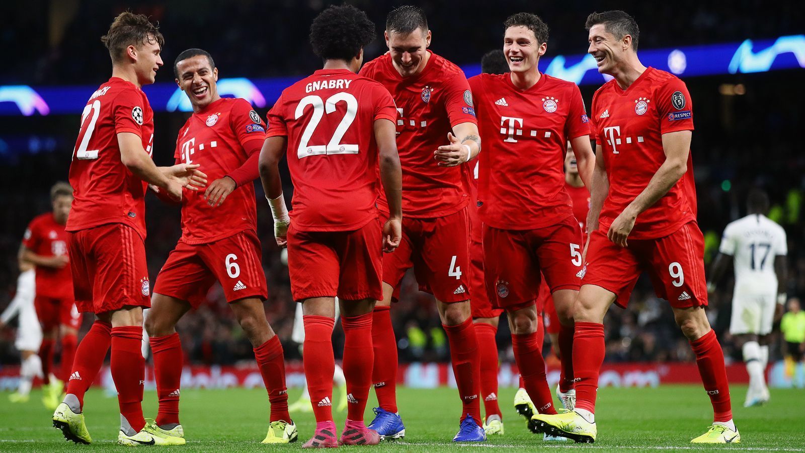 
                <strong>Tottenham Hotspur - FC Bayern München 2:7 (1. Oktober 2019)</strong><br>
                Der 7:2-Erfolg der Münchner in London stand ganz im Zeichen von Serge Gnabry (Mi.). Der deutsche Nationalspieler hatte nämlich durch seinen Viererpack großen Anteil am letztendlichen Kantersieg des deutschen Rekordmeisters bei den Spurs. Robert Lewandowski (re.) traf zweimal und Joshua Kimmich (li.) erzielte den ersten Bayern-Treffer gegen Tottenham. 
              