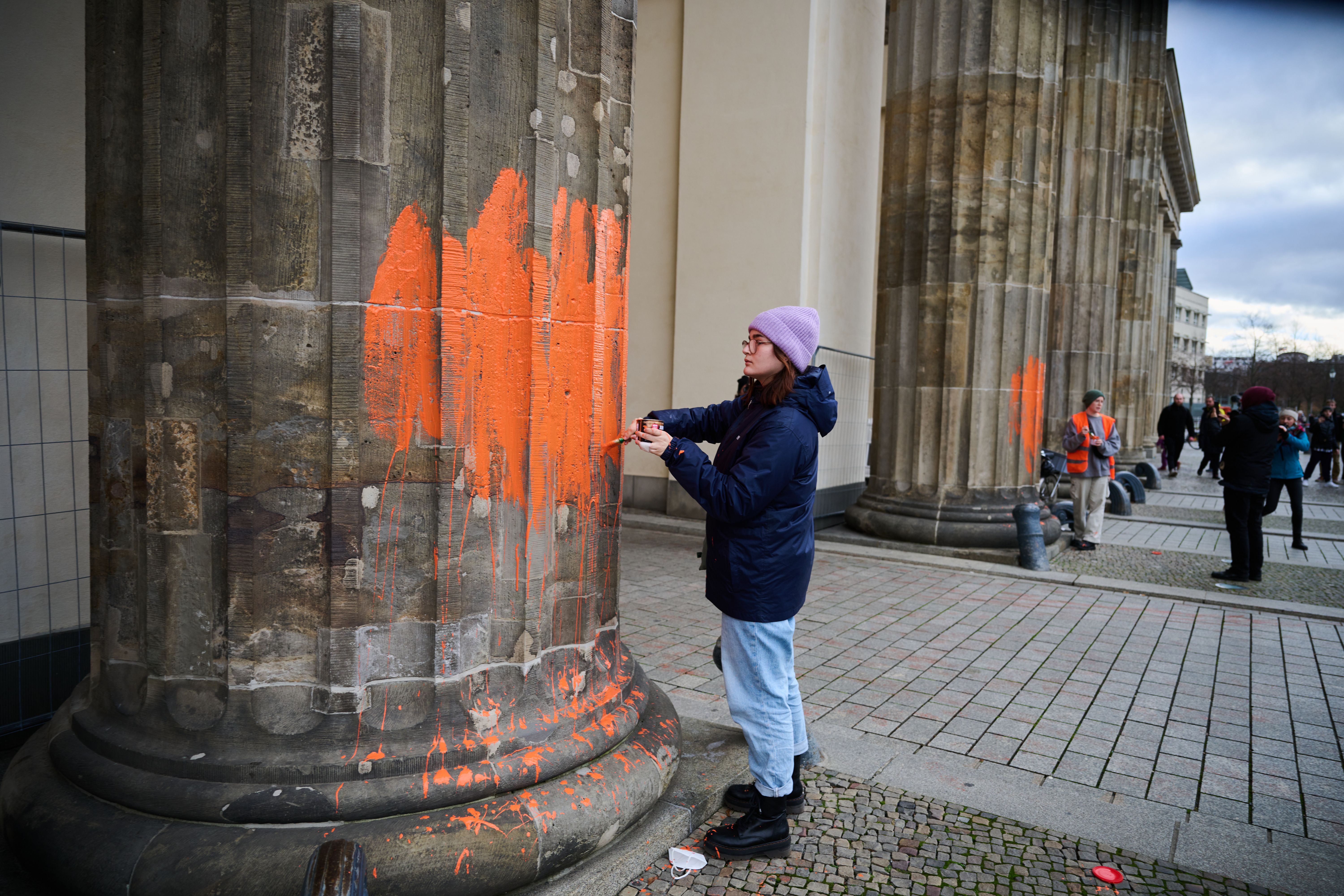 "Letzte Generation" Beschmiert Brandenburger Tor Erneut Mit Oranger Farbe