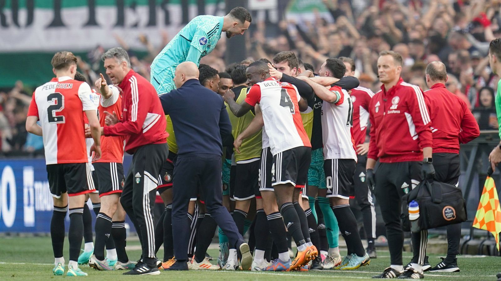 
                <strong>Feyenoord Rotterdam (Niederlande)</strong><br>
                In der niederländischen Eredivisie hat Feyenoord Rotterdam die Meister-Serie von Ajax Amsterdam gestoppt. Nach drei Titeln in Folge für den Hauptstadt-Klub sicherte sich Feyenoord die Meisterschaft in der Saison 2022/23. Die Mannschaft von Coach Arne Slot fuhr den Titel durch einen 3:0-Sieg gegen die Go Ahead Eagles bereits am 32. Spieltag ein. Für den Traditionsklub aus Rotterdam ist es der 16. Meistertitel der Vereinsgeschichte und der erste seit sechs Jahren.
              