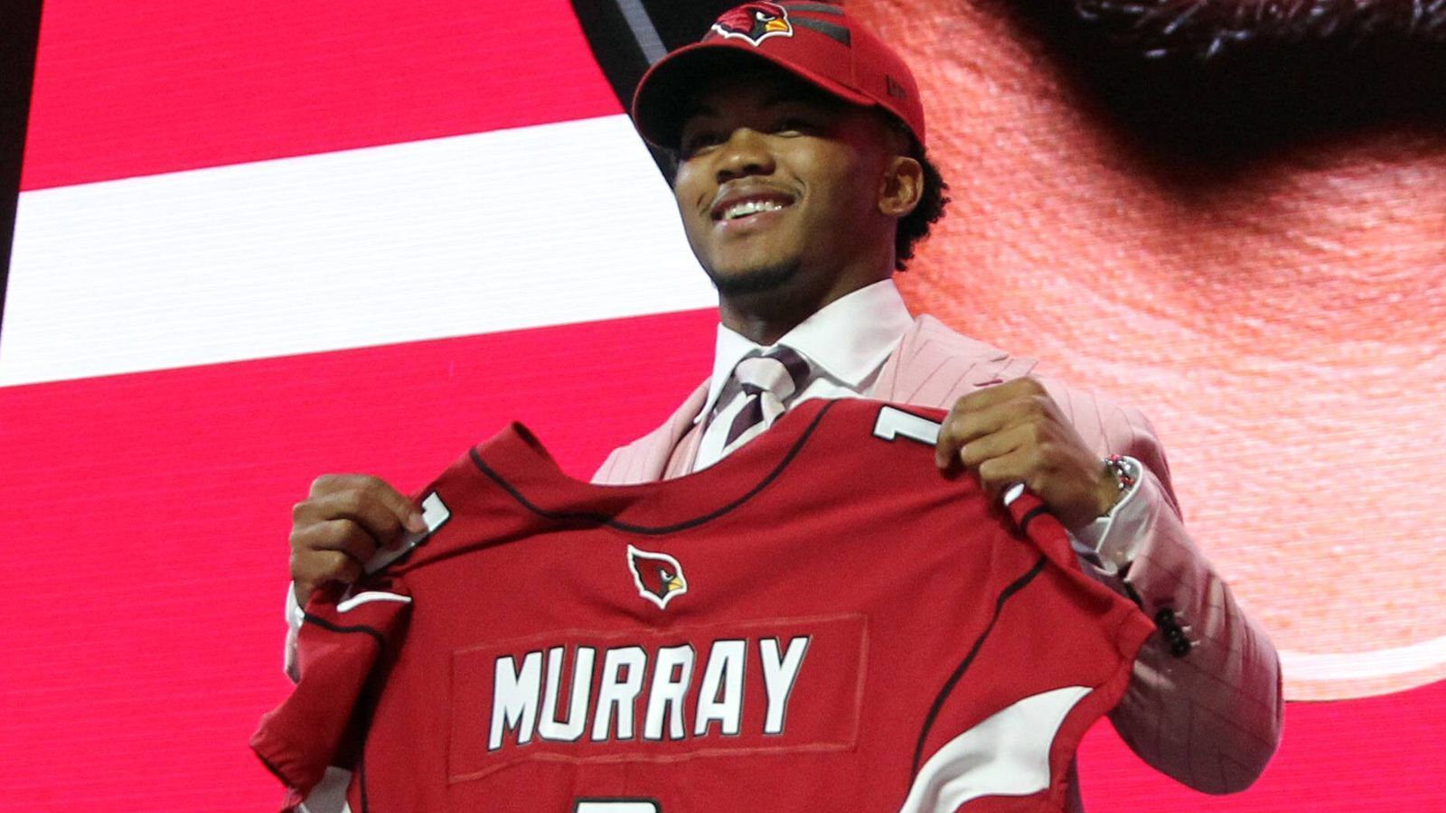 
                <strong>Kyler Murray</strong><br>
                Als er im Dezember 2018 die Heisman Trophy gewann, tauchten homophobe Tweets auf, die er mit 14 und 15 geschrieben hatte. Er entschuldigte sich dafür – und ging im Draft 2019 trotzdem an Nummer eins zu den Arizona Cardinals. Sein Fall beweist aber auch, dass vor allem die Top-Talente im Fokus sind, wenn es darum geht, im Dreck zu wühlen und Uralt-Tweets auszugraben, um den Spieler zu diskreditieren.
              