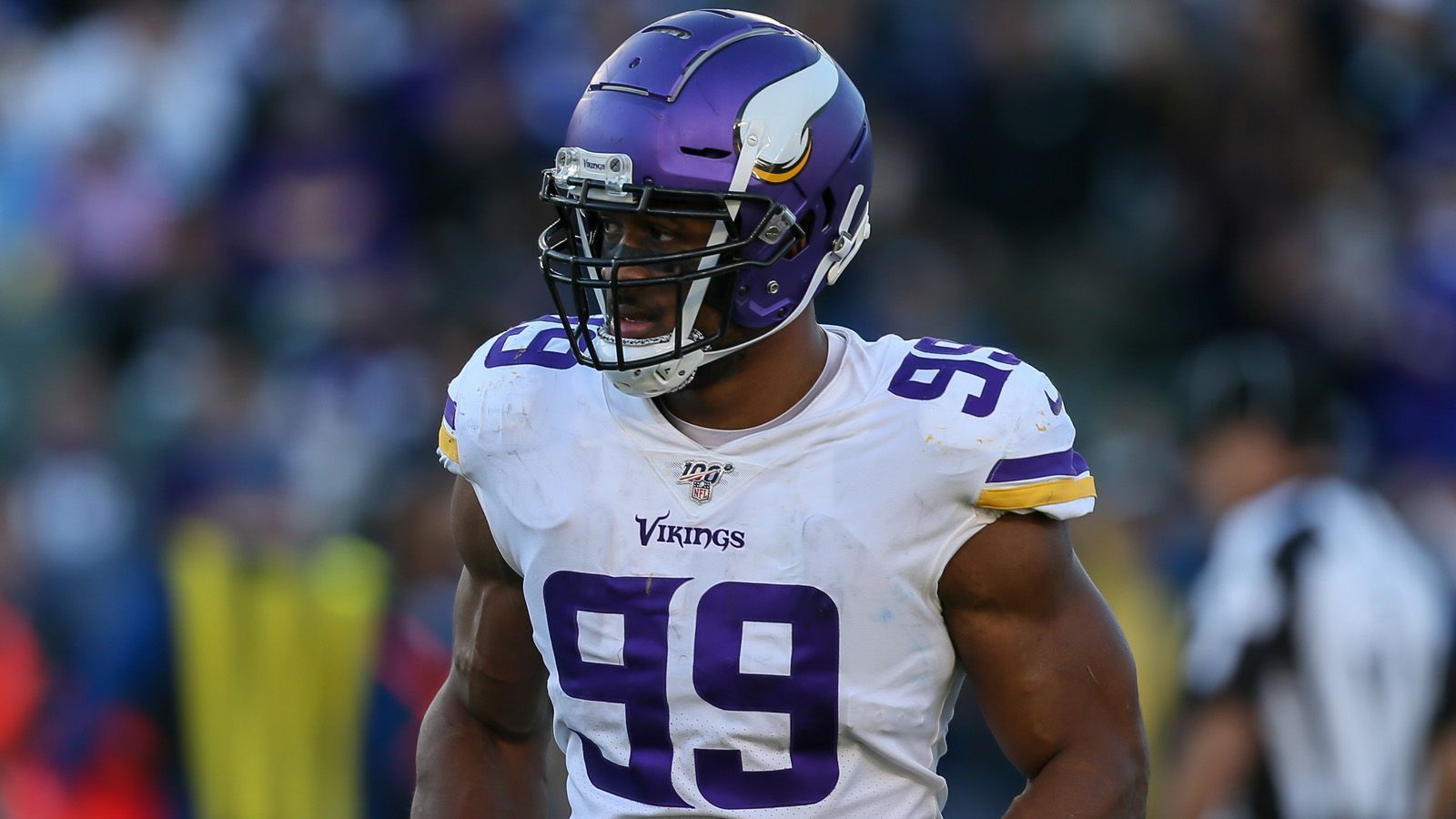 
                <strong>10. Danielle Hunter (Minnesota Vikings)</strong><br>
                Der Defensive End verpasste aufgrund eines Bandscheibenvorfalls in der Halswirbelsäule die komplette Saison 2020, landete aber dennoch in den Top 10. Kurios: Nach der Saison 2019, in der Danielle Hunter zum zweiten Mal in Folge auf 14,5 Sacks gekommen war, schaffte er es nicht in dieses Ranking.
              