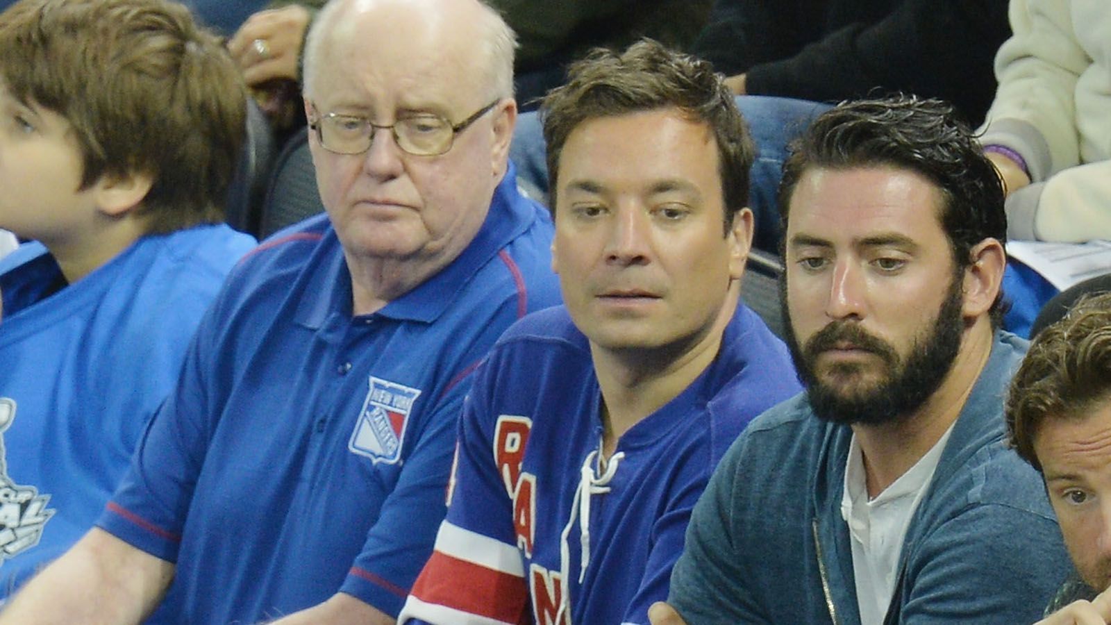 
                <strong>Jimmy Fallon </strong><br>
                Auch Late-Night-Show-Star Jimmy Fallon (Mitte) ist NHL-Fan und großer Supporter der New York Rangers. Auf dem Bild ist er zusammen mit Baseballer Matt Harvey bei einem Spiel der Rangers.
              