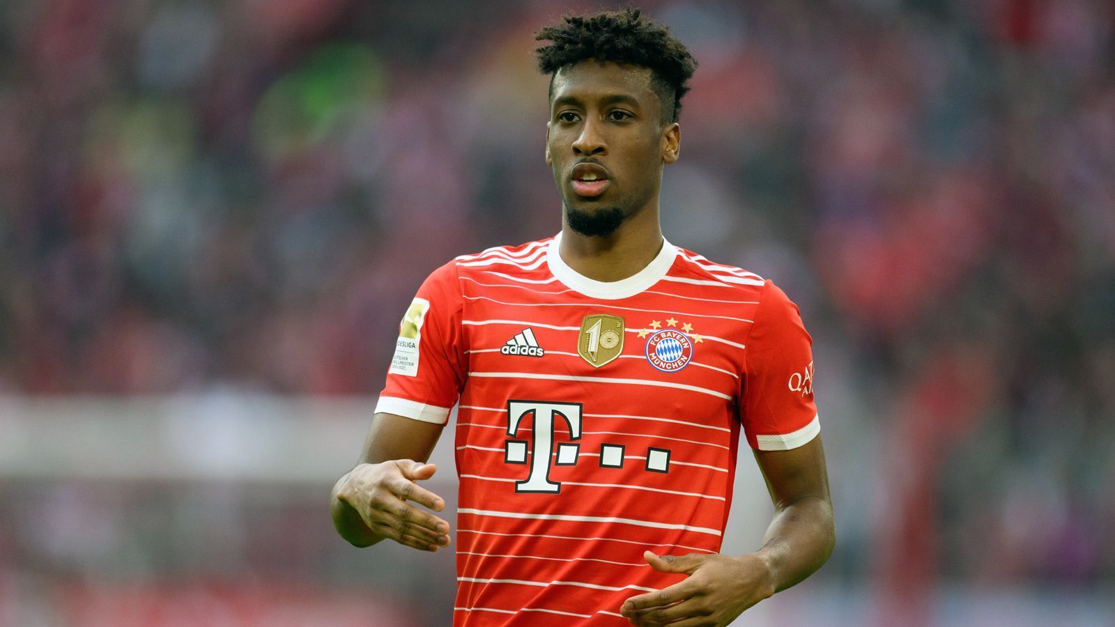 
                <strong>Zahavis Coman-Plan ging nicht auf</strong><br>
                Zeitgleich mit David Alaba wollte auch Kingsley Coman im Sommer 2021 die Münchner verlassen. Daher beauftragte der Franzose ebenfalls den in der Branche sehr gut vernetzten Zahavi, um ihn bei Europas Topklubs anzubieten. Zwar sollen laut dem Portal "fussballtransfers.com" die Premier-League-Klubs FC Chelsea und Manchester United interessiert gewesen sein, ein offizielles Angebot gaben die beiden Vereine aus England aber nicht ab. Und so endete auch die zunächst nur für den Sommer 2021 vereinbarte Zusammenarbeit zwischen Coman und Zahavi auch recht schnell wieder. Anfang 2022 verlängerte der 25-Jährige seinen Vertrag bei den Bayern ohne Zahavis Unterstützung bis 2027. 
              