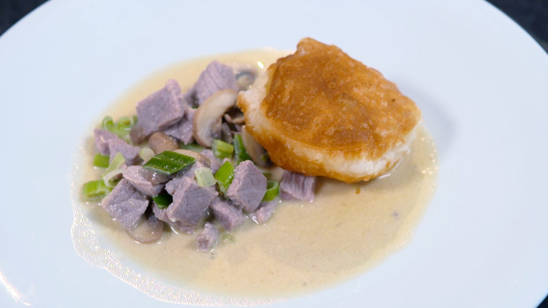 Schnell und lecker: Ragout fin mit Blätterteigbrötchen