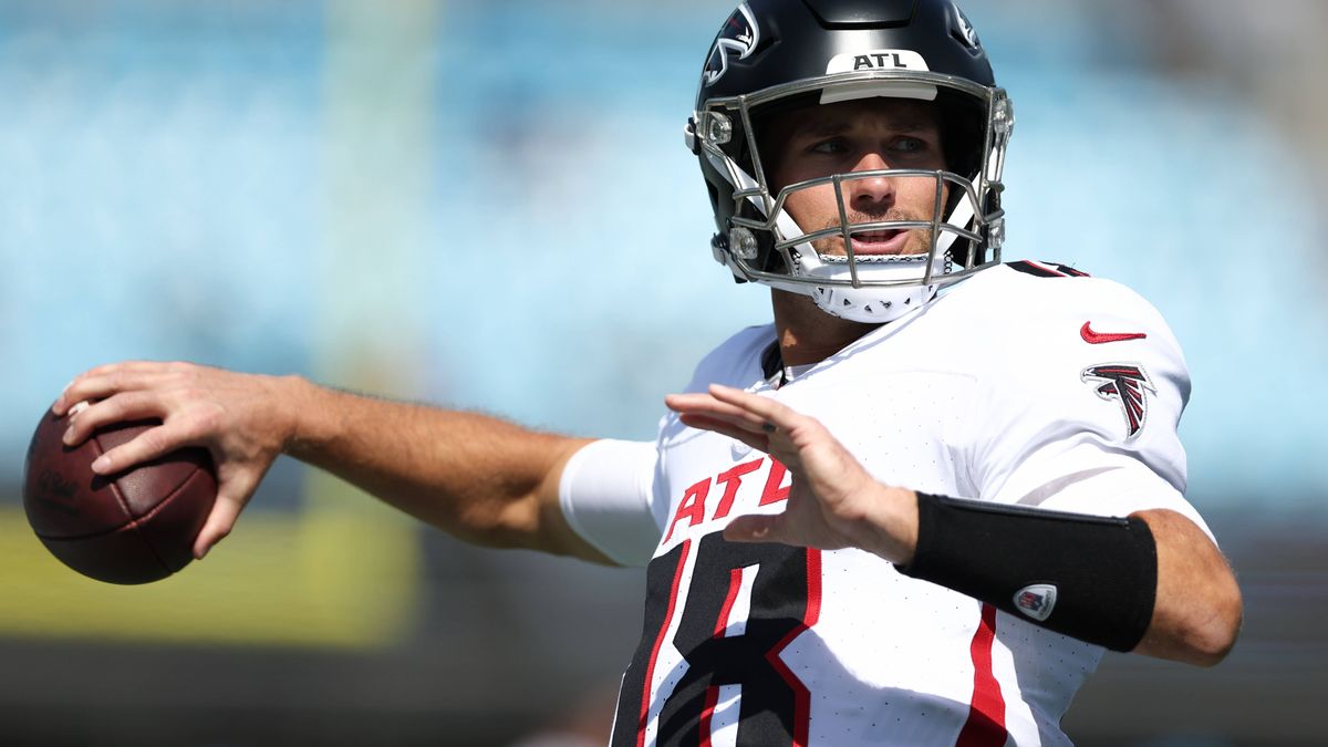 NFL, American Football Herren, USA Atlanta Falcons at Carolina Panthers Sep 21, 2025; Charlotte, North Carolina, USA; Atlanta Falcons quarterback Kirk Cousins (18) warms up before a game between Ca...