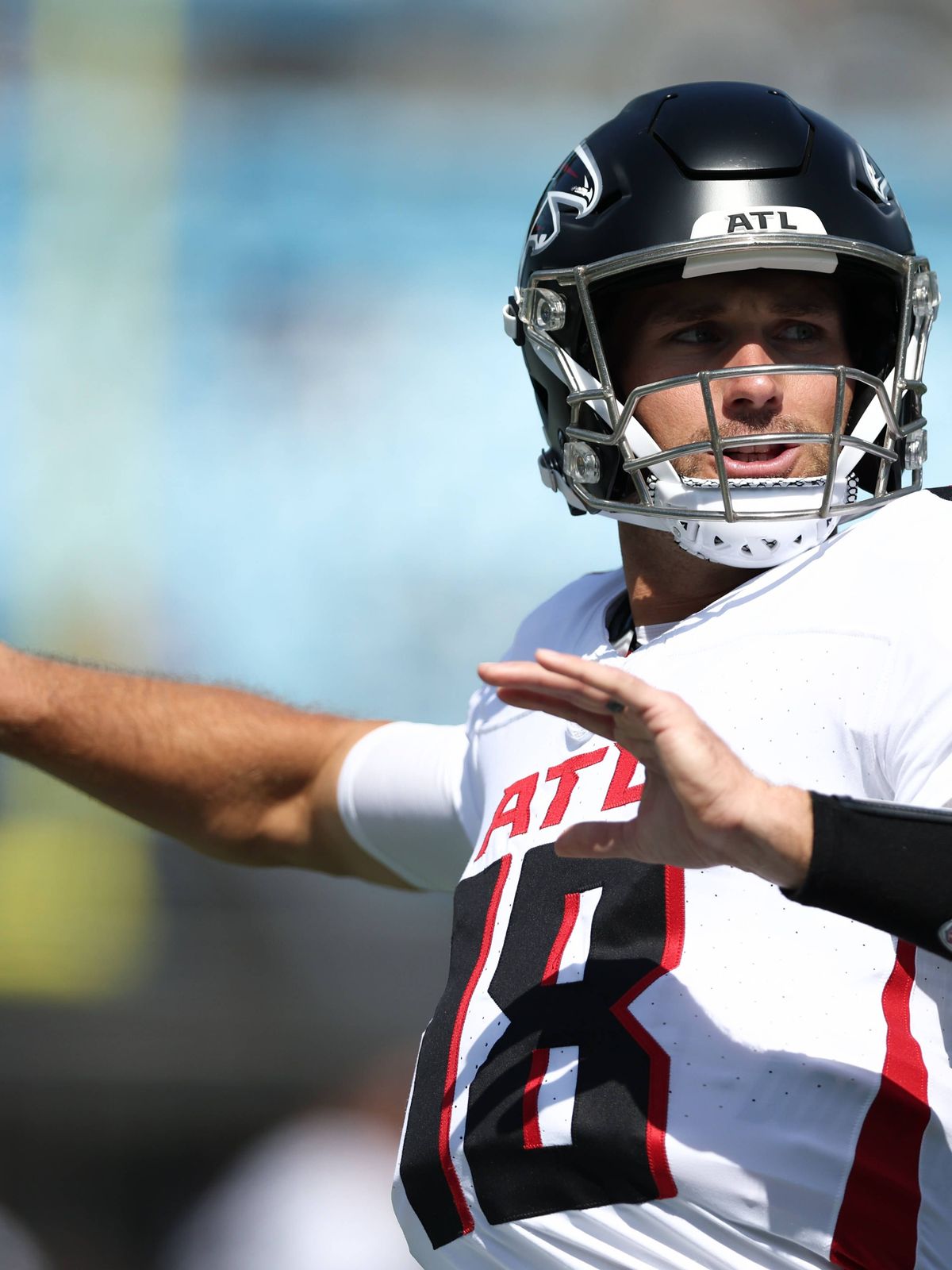 NFL, American Football Herren, USA Atlanta Falcons at Carolina Panthers Sep 21, 2025; Charlotte, North Carolina, USA; Atlanta Falcons quarterback Kirk Cousins (18) warms up before a game between Ca...