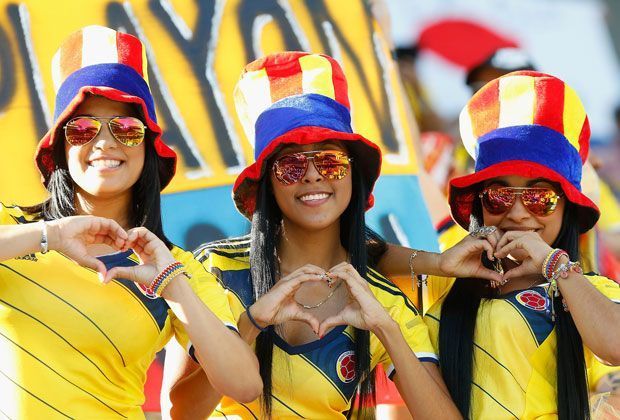 
                <strong>Verrückt, sexy, skurril: Fans in Brasilien</strong><br>
                Auch diese drei jungen Damen haben ein Herz für Sieger.
              