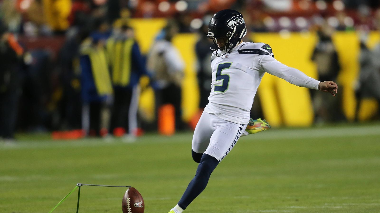 
                <strong>Erster Kickoff: Jason Myers</strong><br>
                Der Kicker der Seattle Seahawks eröffnete mit seinem Kickoff um 15:32 Uhr das Spiel. Buccaneers-Returner Jaelon Darden trug den Football zurück an die eigene 16-Yard-Linie.
              