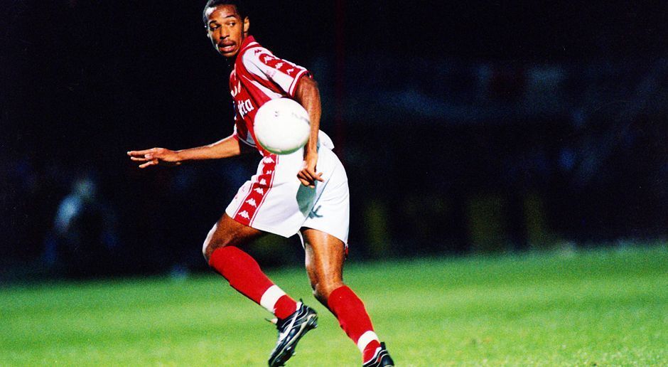 
                <strong>Platz 10: AS Monaco (22 Spieler)</strong><br>
                Na, wer erkennt ihn? Richtig, es ist Thierry Henry. Der Mittelstürmer, der mittlerweile seine Karriere beendet hat, stürmte ab 1993 für den AS Monaco. Er gehört zu den prominentesten Spieler aus der eigenen Jugend. Für den Verein gab er 1994 sein Debüt in der ersten französischen Liga.
              