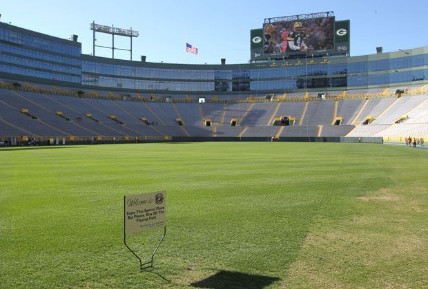 
                <strong>Lambeau Field</strong><br>
                Kein Wunder, denn in genau diesem Stadion feierte Favre unzählige Siege mit seinen Packers und wuchs in 16 Jahren Vereinszugehörigkeit zur Legende der "Cheeseheads" heran. Dabei wurde der Quarterback von einem ganz anderen Team gedraftet...
              