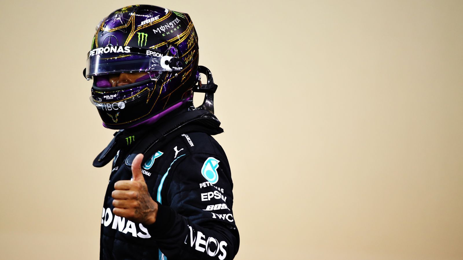 
                <strong>Lewis Hamilton</strong><br>
                Lewis Hamilton ist mit sieben Weltmeistertiteln und 94 gewonnenen Grand Prix der Rekordchampion der Formel 1 - und damit der Superstar des internationalen Rennsports. Hamilton ist aber auch Meinungsführer und kämpft gegen Rassismus und Erderwärmung. So strebt der Engländer Klimaneutralität an - und hat mit der Umsetzung bei sich selbst begonnen: "Ich versuche in meinem privaten Bereich so viel zu verändern, wie nur möglich. Ich habe mein Flugzeug verkauft und versuche insgesamt noch weniger zu fliegen."
              