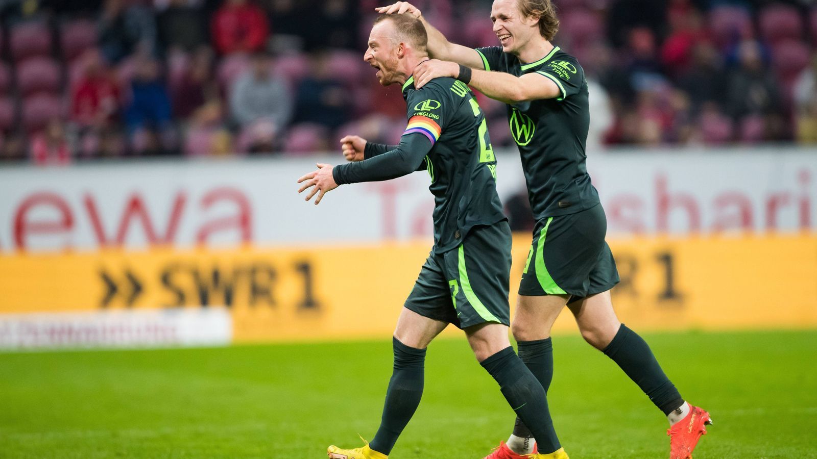 
                <strong>Maximilian Arnold (VfL Wolfsburg)</strong><br>
                Besser als bei Nmecha läuft es für den Kapitän des VfL Wolfsburg. Denn Maxi Arnold packt den Hammer aus! Mit einem fiesen Flatterball aus der Distanz erzielt Arnold das 2:0 für die "Wölfe" – allerdings unter freundlicher Mithilfe von Mainz-Keeper Zentner, der vogelwild am Ball vorbeisegelt.
              