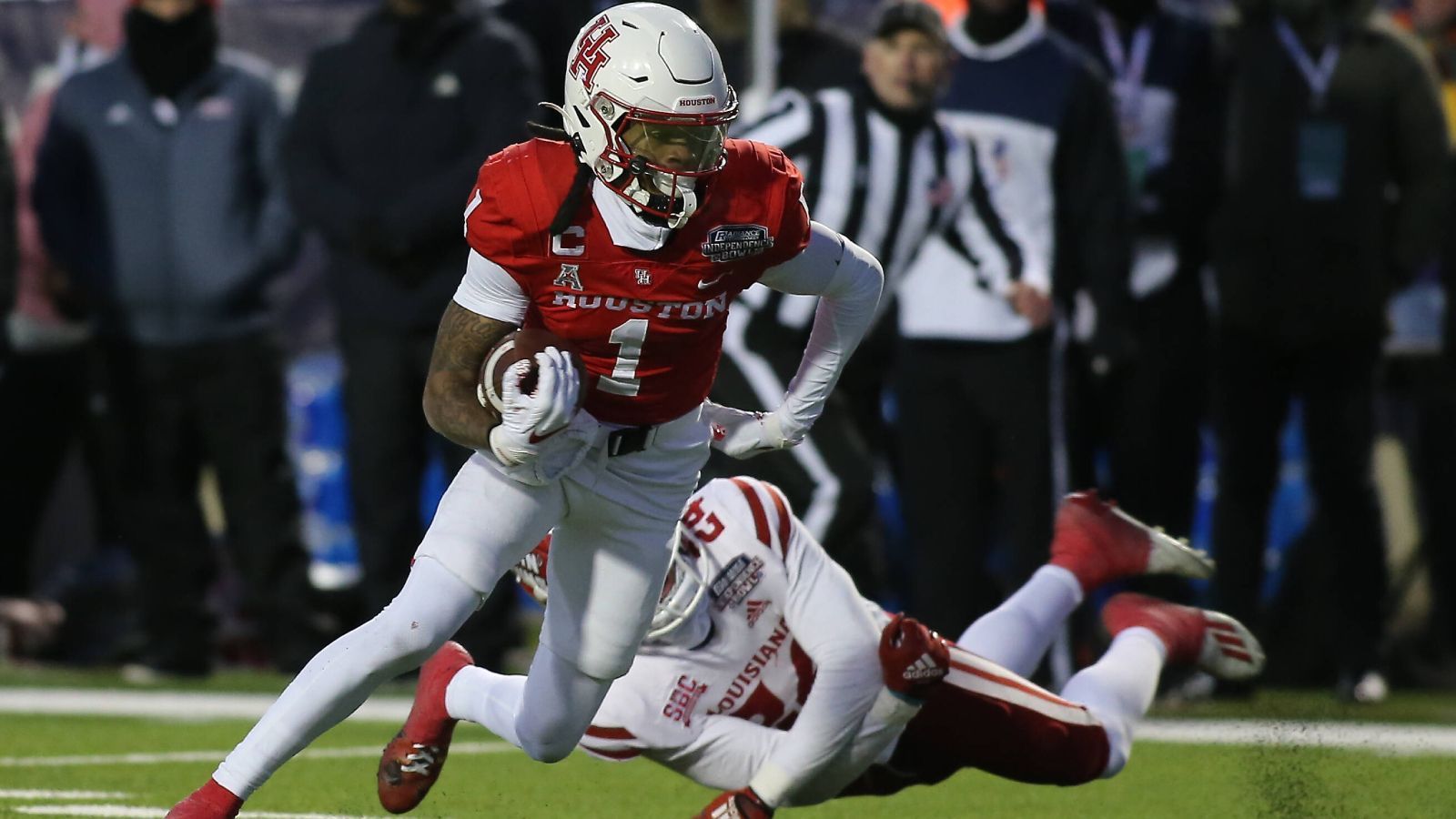 
                <strong>Platz 7: Nathaniel Dell (Houston)</strong><br>
                Der Star der Houston Cougars in den vergangenen beiden Saisons war Nathaniel Dell. Der Wideout deutete bereits 2018 als True Freshman seine Klasse an, drei seiner zwölf Catches endeten in der Endzone, sein Schnitt pro Catch: rund 30 Yards! 2021 explodierte er dann, 90 Catches für 1.329 Yards und zwölf Touchdowns sprechen eine deutliche Sprache. 2022 setzte er dann noch einen oben drauf: 109 Catches für 1.398 Yards und 17 Touchdowns. Tiefer als in die zweite Runde wird Dell nicht fallen.
              