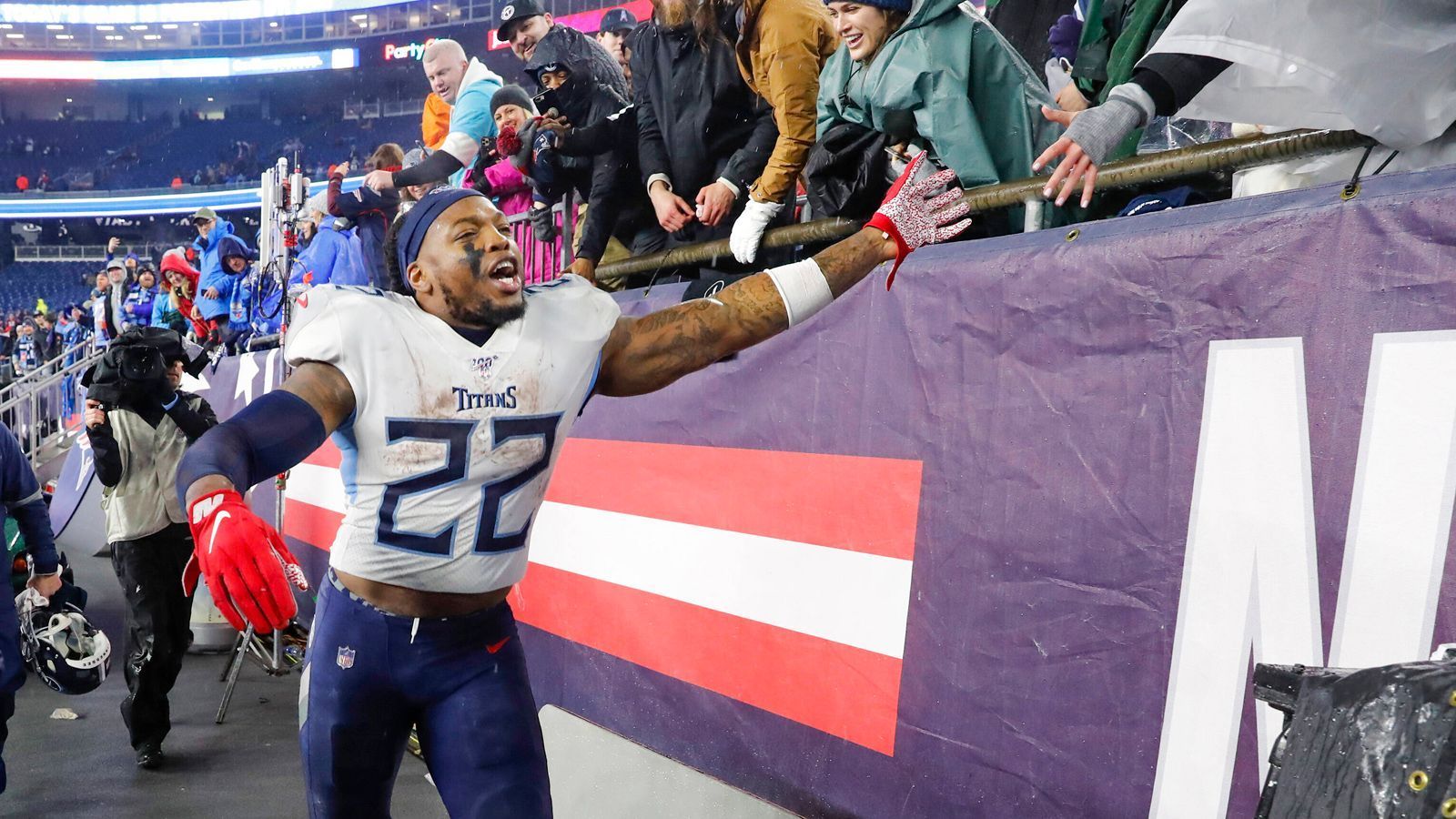 
                <strong>Gewinner: Derrick Henry </strong><br>
                Er läuft und läuft und läuft. Derrick Henry von den Tennessee Titans war im Spiel gegen die New England Patriots einfach nicht zu stoppen. Der Running Back lief für 182 Yards und einen Touchdown, fing zudem einen Pass für weitere 22 Yards. Der 26-Jährige, der im Stil eines Bulldozers durch die gegnerische Defense läuft, war mit 1540 Rushing-Yards ohnehin der effektivste Läufer der regulären Saison. Vor allem ist er jemand, der auch in den Playoffs funktioniert - und das nicht zum ersten Mal: Als die Titans im Januar 2018 zuletzt in der Wild-Card-Runde standen, damals gegen die Kansas City Chiefs, war er mit einem Raumgewinn von 191 Yards ebenfalls der Mann des Spiels.
              