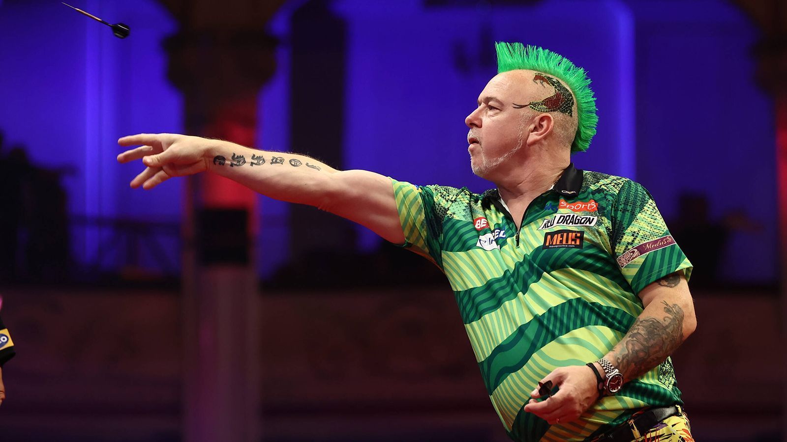 
                <strong>Peter Wright</strong><br>
                Peter Wright geht als Titelverteidiger ins Turnier und könnte am 4. Januar 2023 seinen dritten WM-Titel feiern. Das Jahr 2022 lief allerdings nicht so erfolgreich wie erwartet. Nach seinem WM-Titel konnte "Snakebite" keinen weiteren Major-Titel gewinnen und stand nicht einmal in einem Major-Finale. Auf der European Tour gelang ihm zumindest ein Turniersieg. Mitte September gewann er die "German Darts Open". Seine Teilnahme an den "Players Championship Finals", der Generalprobe zur WM, sagte der Schotte kurzfristig ab, da seine Frau für längere Zeit im Krankenhaus lag. Auch wenn Peter Wright in diesem Jahr nicht immer seine Bestleistung zeigen konnte, gehört er zu den Top-Favoriten auf den WM-Titel.
              