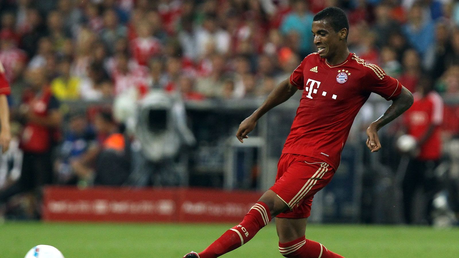 
                <strong>Luiz Gustavo (Januar 2011 - August 2013)</strong><br>
                Luiz Gustavos Abschied geht fast unter in der bayerischen Vorfreude nach der Verpflichtung von Trainer-Star Pep Guardiola. Nach 100 Spielen inklusive sechs Treffern und fünf Torvorlagen sagt der Linksfuß Servus und wechselt nach Wolfsburg.
              